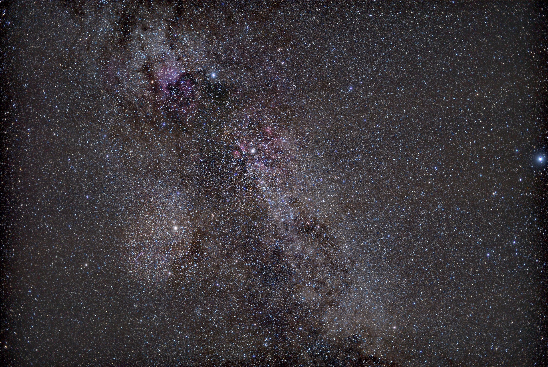 Zomerse Melkweg in het sterrenbeeld Zwaan met talloze deepsky-objecten. Belichting 50x60 seconden, stacking met Sequator en beeldbewerking met Adobe Photoshop. Foto: Marcus Schenk en Sebastian Brummer