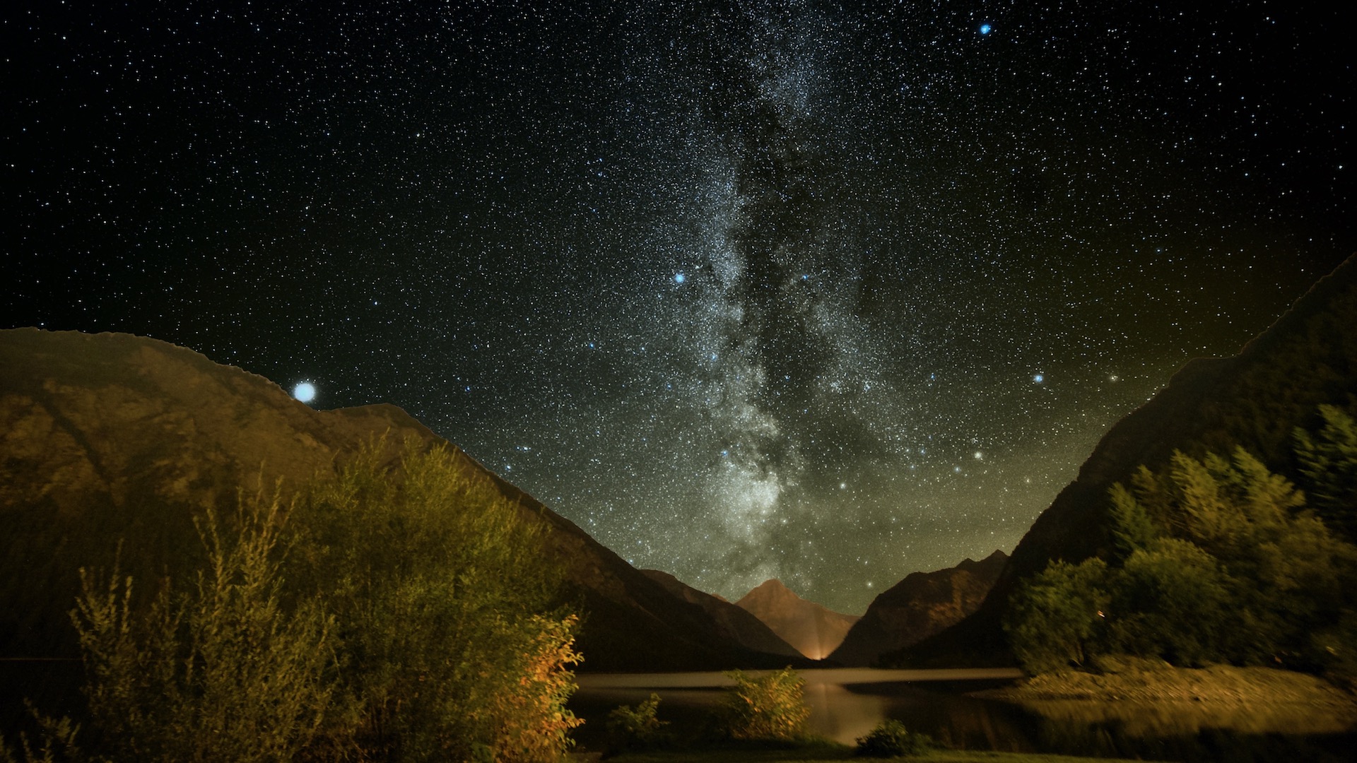 Droga Mleczna w gwiazdozbiorze Orła nad Plansee. Naświetlanie: 50x60 sekund przy ISO 1200, po lewej jasny Jowisz. Fot. Marcus Schenk