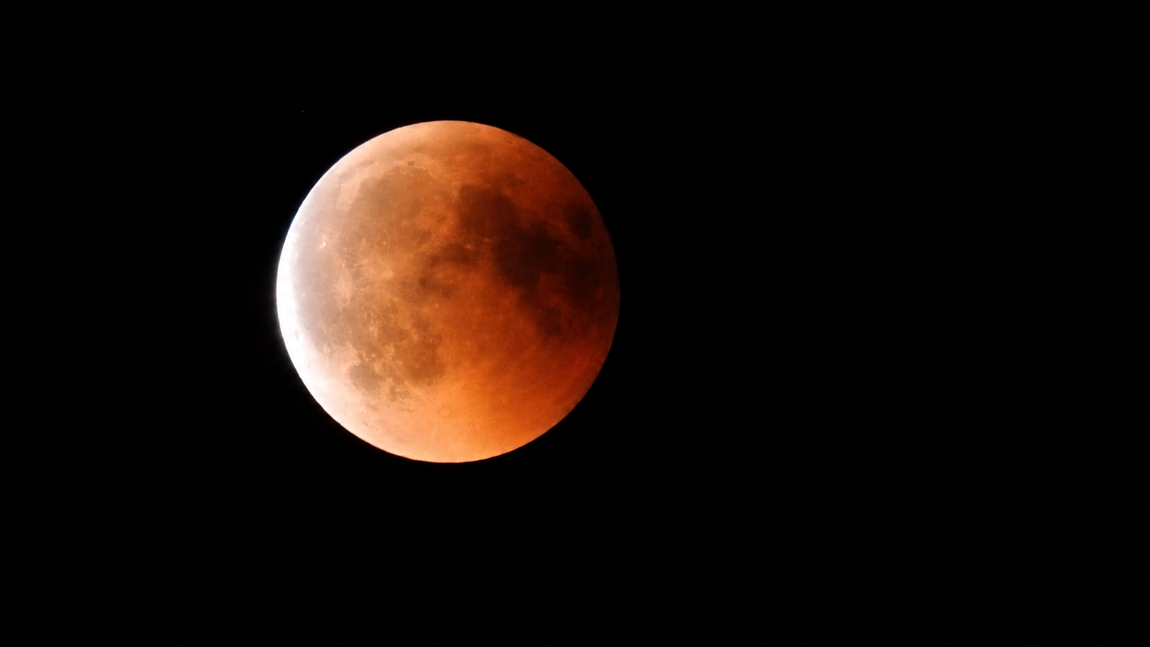 Bild: Die totale Mondfinsternis vom 27.07.2018 beim Austritt aus dem Kernschatten