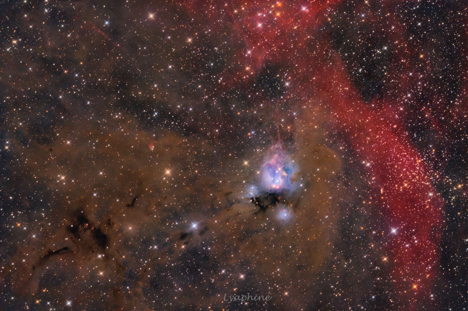 NGC 7129 i RebPau-1, sfotografowane przez Sophie Paulin. RebPau-1 to mgławica wyglądająca na planetarną po lewej stronie, w jednej trzeciej kadru, mniej więcej na wyskości NGC 7129.