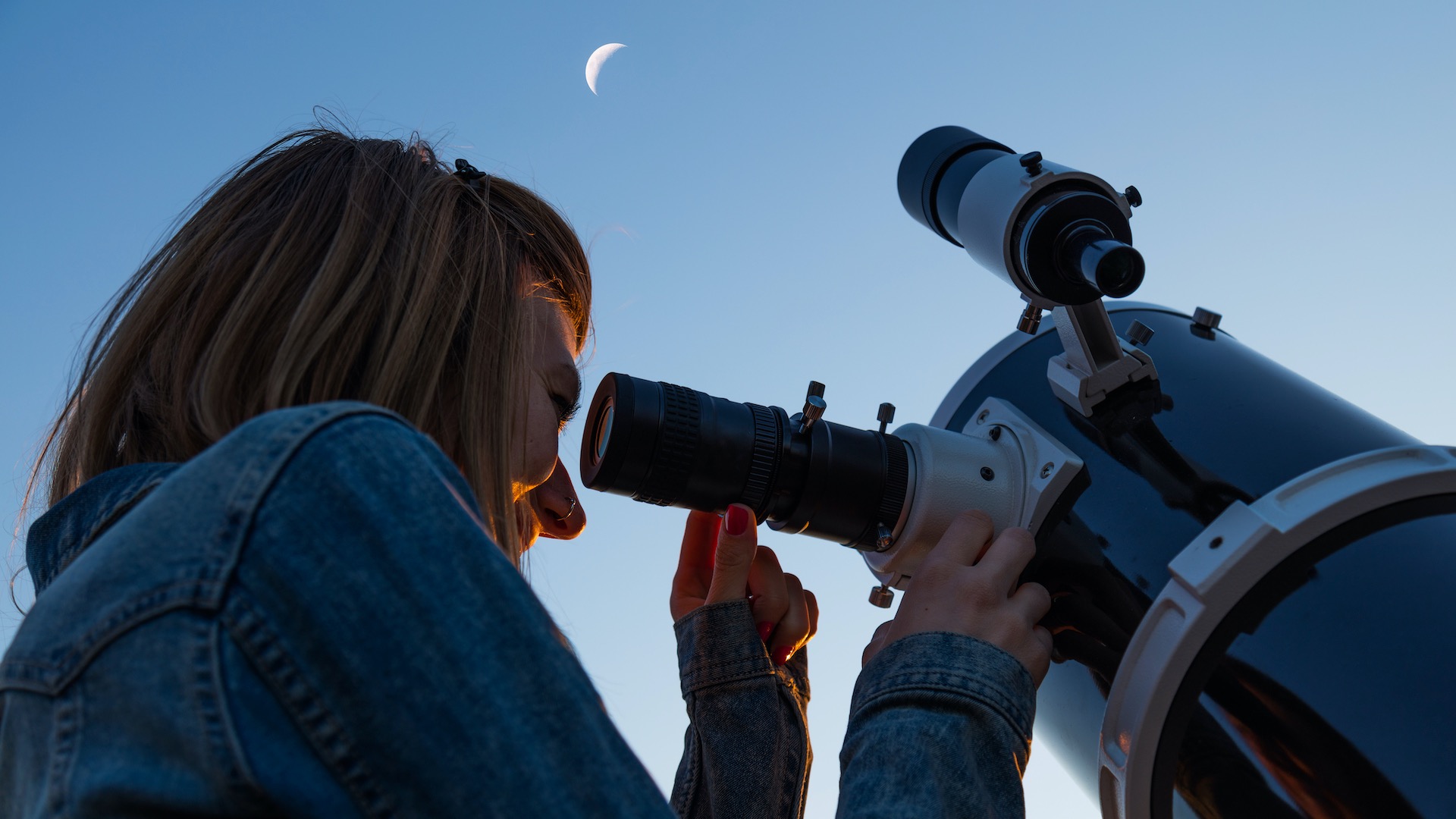 La scelta è ampia e la consulenza è importante. Con il telescopio giusto puoi muovere i primi passi nel mondo dell'astronomia. AstroStar/Shutterstock.com