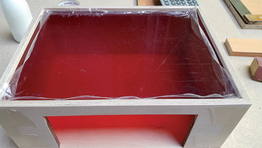 Esta caixa proporciona ainda a utilização cómoda de um tablet de 10 polegadas. A. Fehr