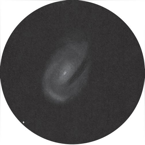 M 96 văzută printr-un telescop de 400 mm (mediu rural) Uwe Glahn