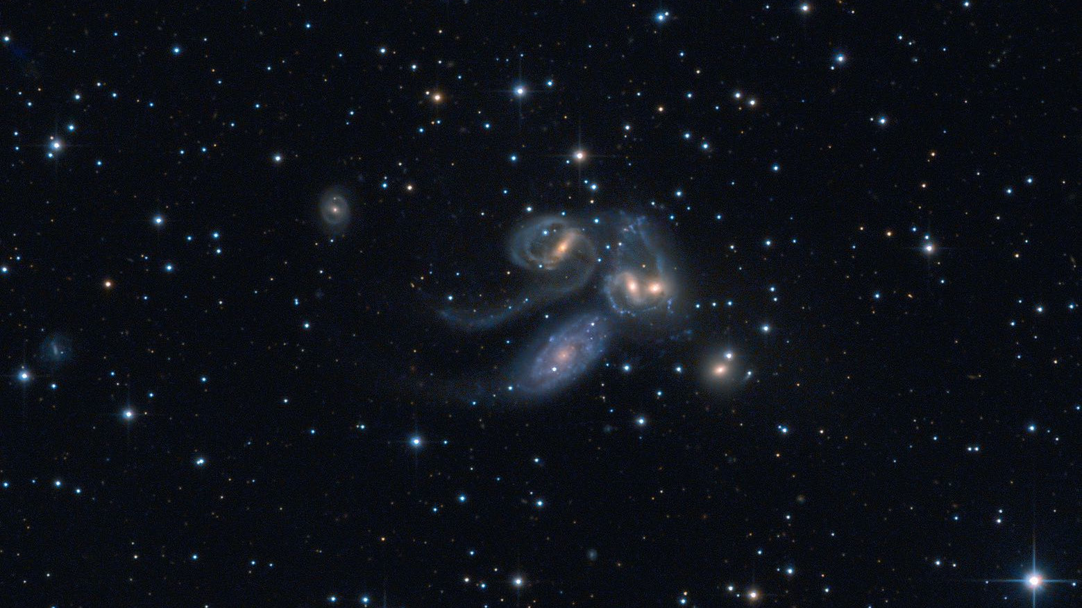 Il Quintetto Stephan: NGC 7320C (in alto a sinistra), NGC 7319, NGC 7318B e NGC 7318A, e
NGC 7217 (in basso a destra). NGC 7320 (in basso a sinistra) non fa parte del gruppo. Wolfgang Promper