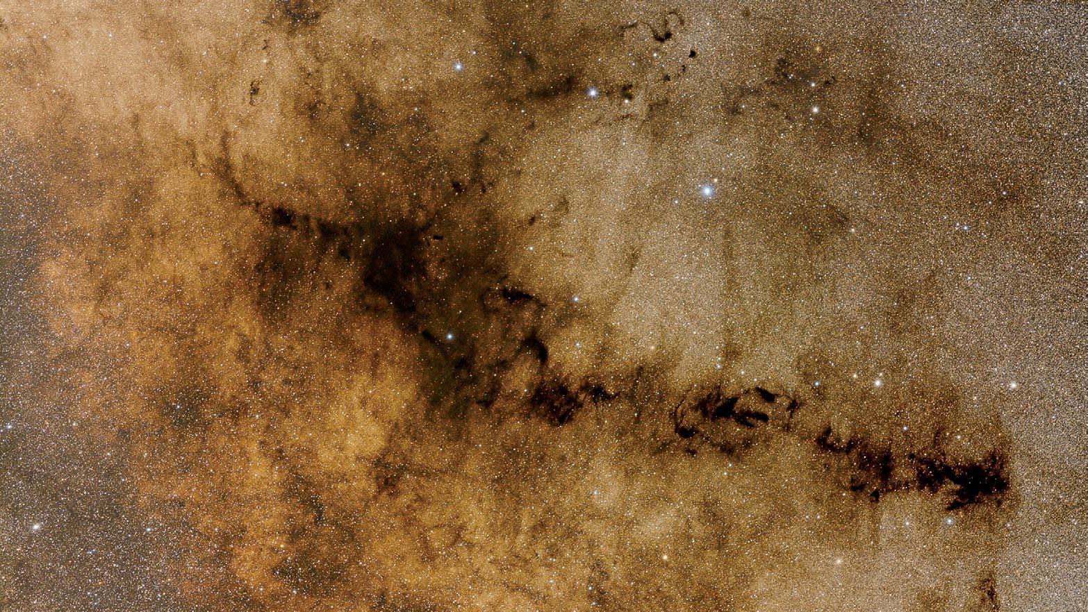 Nebuloasa Pipa din constelația Omul cu șarpele este un complex de mai mulți nori întunecați. CEDIC Team și Bernhard Hubl / CCD Guide