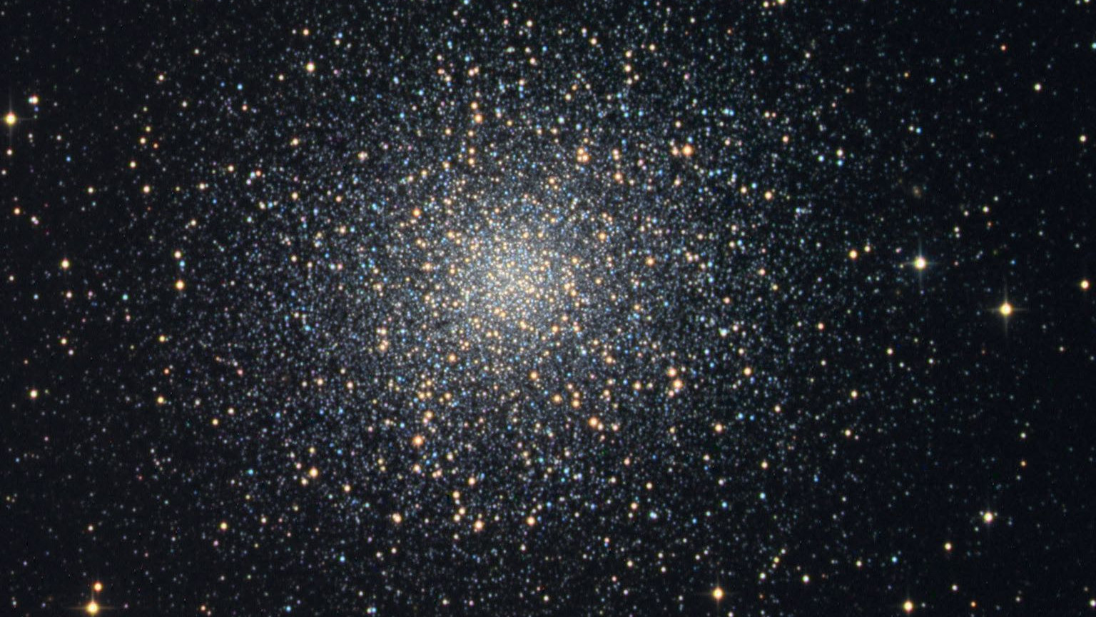 The globular cluster M13 is a worthwhile object also for city astronomers.
Michael Breite, Stefan Heutz and Wolfgang Ries / CCD Guide