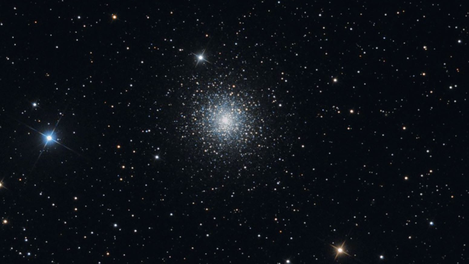 Roiul stelar globular M 15 se dovedește a fi o atracție astronomică bună de observat din mediul urban - asta și datorită vecinătăților sale interesante. Markus Blauensteiner / CCD Guide