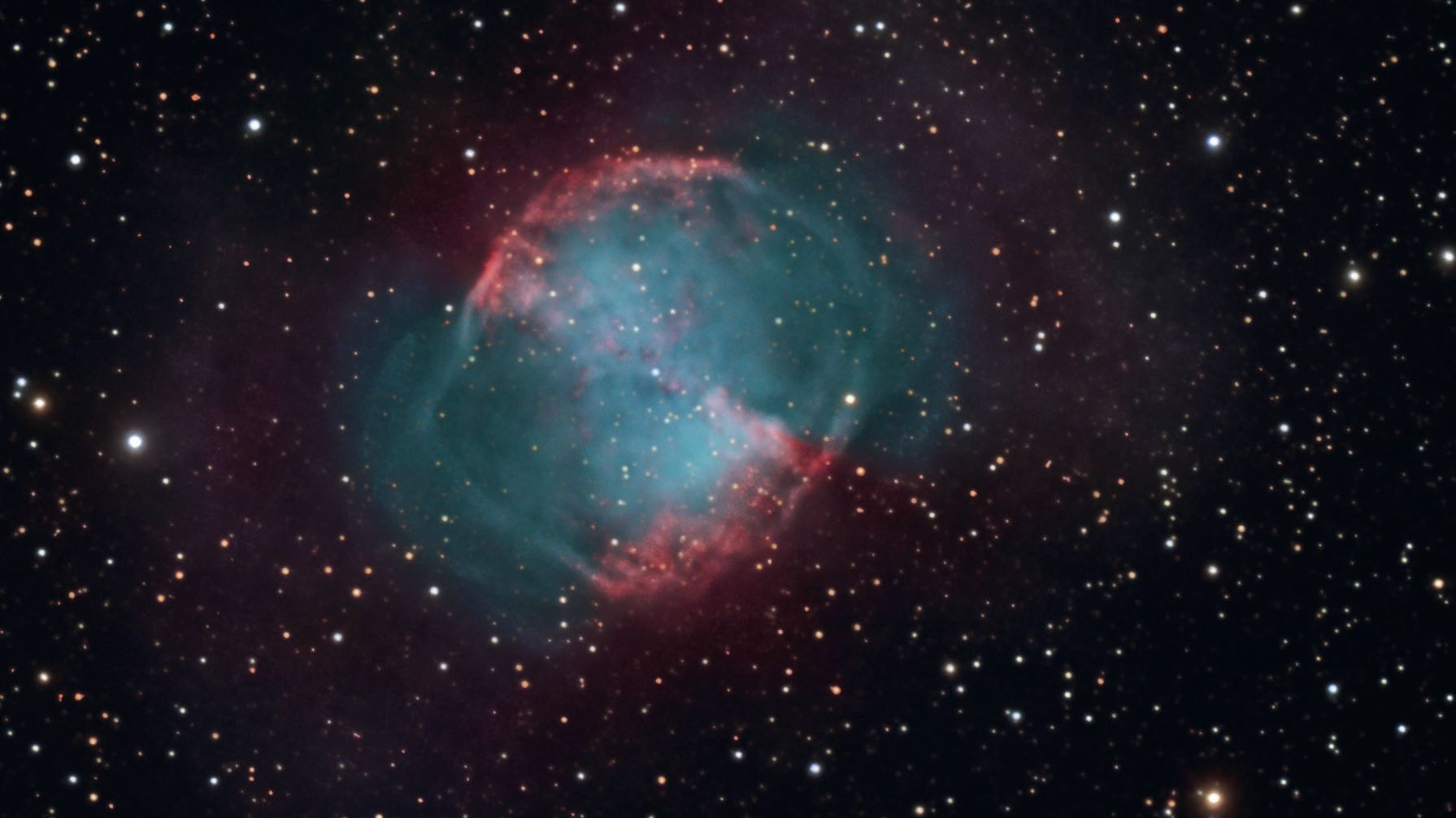 Der planetarische Nebel M 27 kann auch für Stadtbeobachter ein lohnendes Objekt sein. Wer einen Filter verwendet, kann sogar den Hantel-Effekt erleben. Sebastian Voltmer / CCD Guide