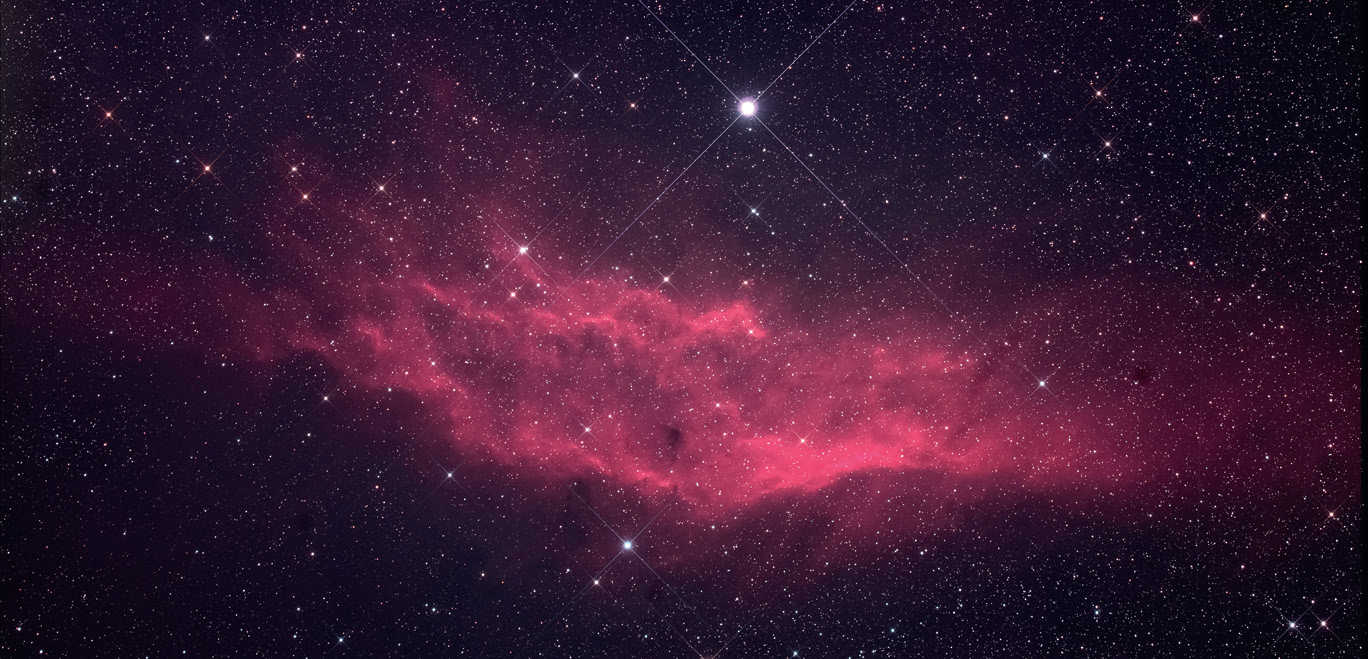 Imagem da Nebulosa Califórnia (NGC 1499). Imagem constituída por 12 fotografias com um tempo de exposição individual de 300 segundos (ISO 2400; tempo de exposição total: 60 minutos). Mais dados como indicado na Fig. 1. U. Dittler