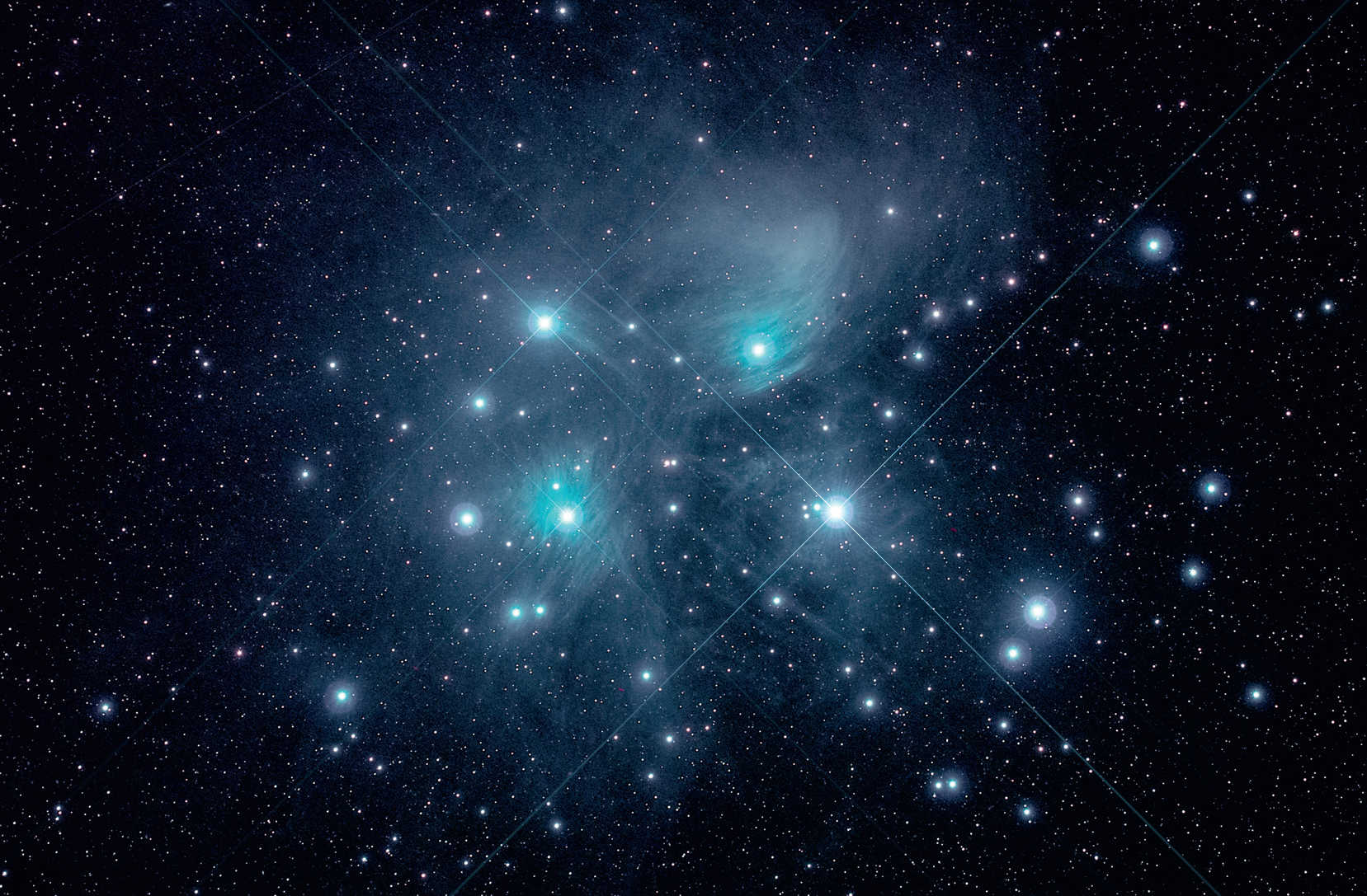 Imagem do aglomerado estelar Plêiades. Imagem constituída por 12 fotografias com um tempo de exposição individual de 300 segundos (ISO 1600; tempo de exposição total: 60 minutos). Mais dados como indicado na Fig. 1. U. Dittler