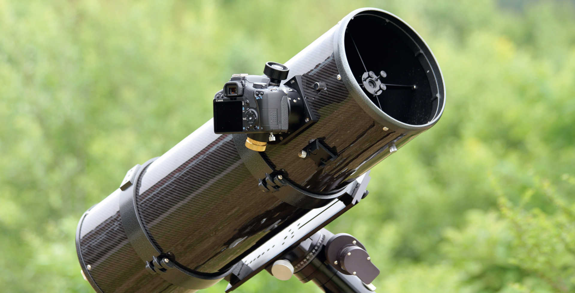 Com a ajuda de um adaptador para câmara T2, as câmaras reflex monobjetivas digitais são diretamente enroscadas no focador do telescópio. Em alternativa pode-se usar também uma conexão de encaixe de 2 polegadas. Para um seguimento constante da combinação entre telescópio e câmara durante o longo tempo de exposição, é necessária uma montagem equatorial. U. Dittler