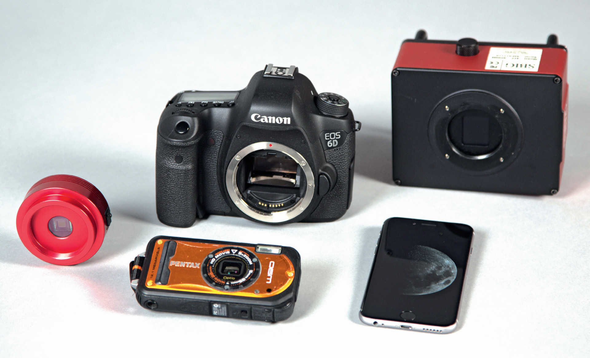 Utbudet av kameror är stort, från smarttelefonkameror, klassiska kompaktkameror och okylda CCD-kameror till digitala spegelreflexkameror och kylda astro-CCD-kameror. På grund av sina olika styrkor och svagheter är dessa olika kameror olika lämpade för olika astrofotografiska tillämpningar – som nybörjare kan du börja med de enkla kameratyperna. U. Dittler