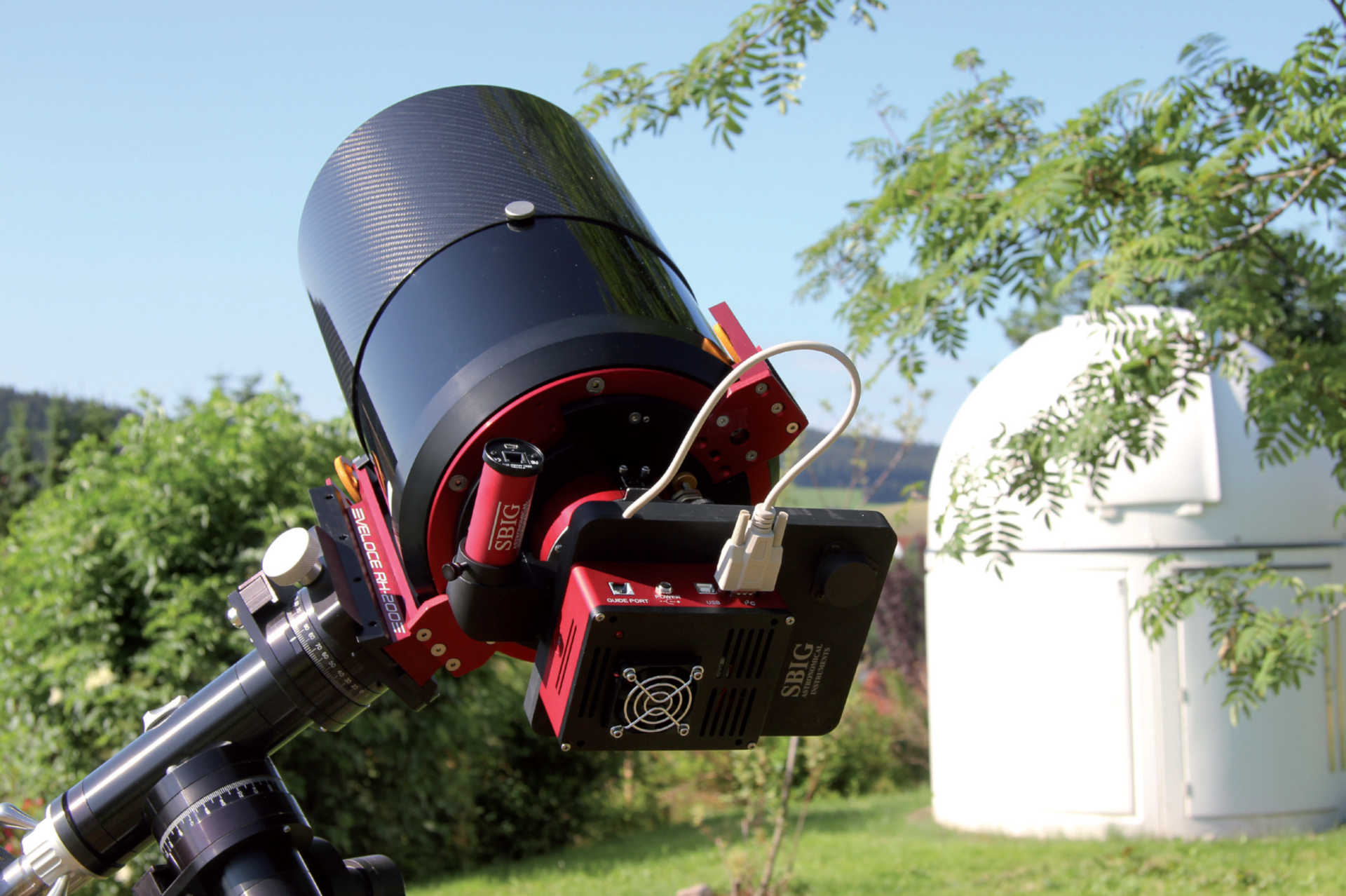 Für den fotografischen Nachweis eines Exoplaneten eignen sich gekühlte CCD-Kameras an Schmidt-Cassegrain-Teleskopen mit
200mm Öffnung sehr gut; wobei der Nachweis auch mit anderen Teleskoptypen möglich ist – es gibt auch erfolgreiche Exoplanetennachweise,
die mit 60mm Refraktoren gelungen sind. U. Dittler