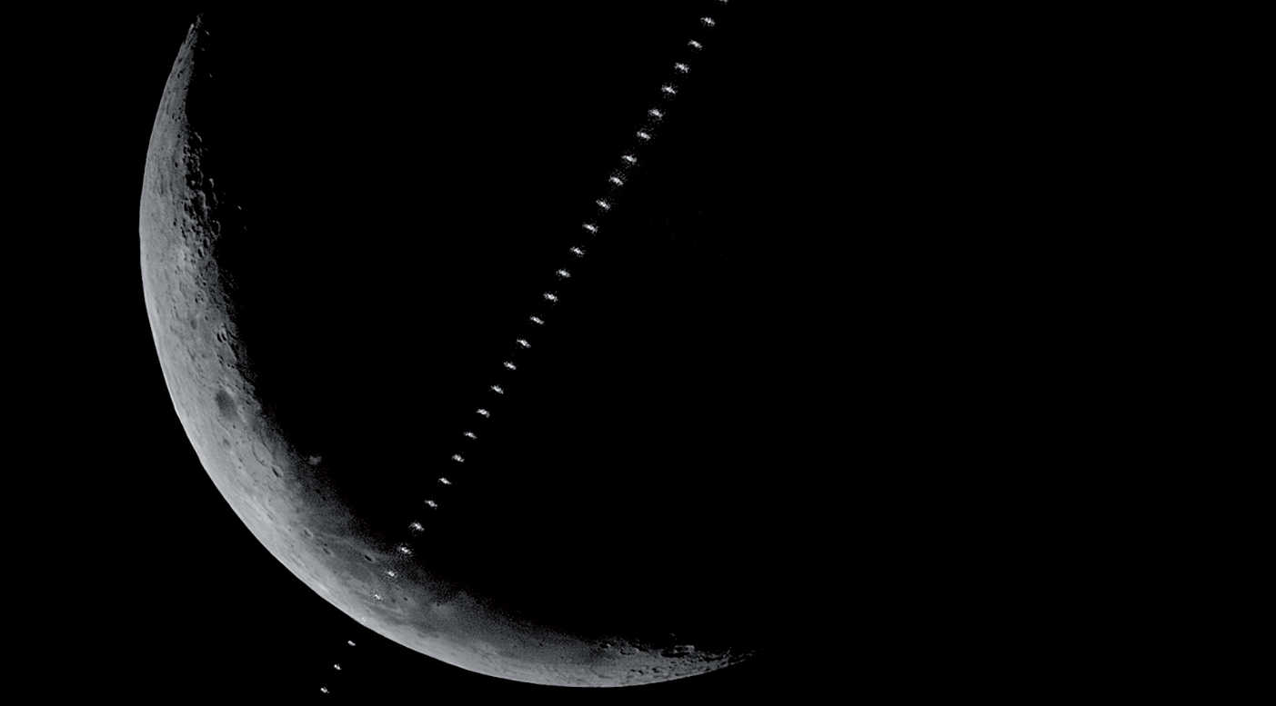 In den Mittagsstunden am 20.6.2017 konnte über dem Schwarzwald der Transit der
Internationalen Raumstation ISS vor dem abnehmenden Mond fotografiert werden: Der Transit
fand um 13:56:09 MESZ statt, als der Mond 36 Grad über dem SW-Horizont stand. Die Entfernung
der 1,m9 hellen ISS zum Beobachtungsort betrug 662,8km, sodass der Transit 1,3 Sekunden dauerte
und die Raumstation entsprechend klein erschien. Die Beobachtungsbedingungen waren sehr ungünstig:
Hohe Luftfeuchtigkeit zeigte sich in aufkommender Bewölkung und böiger Wind erschwerte
die Beobachtung zusätzlich. Das Bild ist eine Montage aus 51 Bildern in Photoshop. U. Dittler