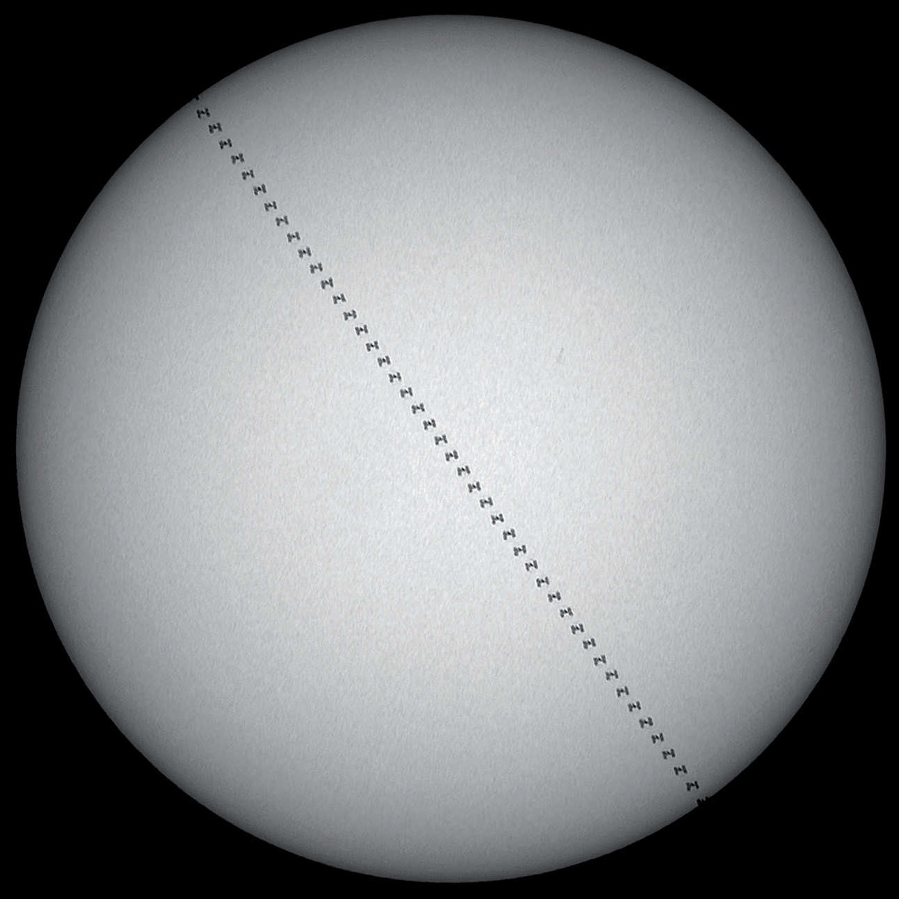 Późnym popołudniem w pogodny letni dzień można było sfotografować tranzyt ISS na tle zachodzącego Słońca nad Gutachtal w Szwarcwaldzie. Tranzyt miał miejsce o godzinie 18:31:58, gdy Słońce znajdowało jeszcze 24,9 stopnia nad południowo-zachodnim horyzontem. Odległość ISS od miejsca obserwacji wynosiła 870,7 km, tranzyt trwał 1,7 sekundy, a rozmiary kątowe stacji były średniej wielkości. Zdjęcie jest składanką 51 klatek połączonych w programie Photoshop. U. Dittler