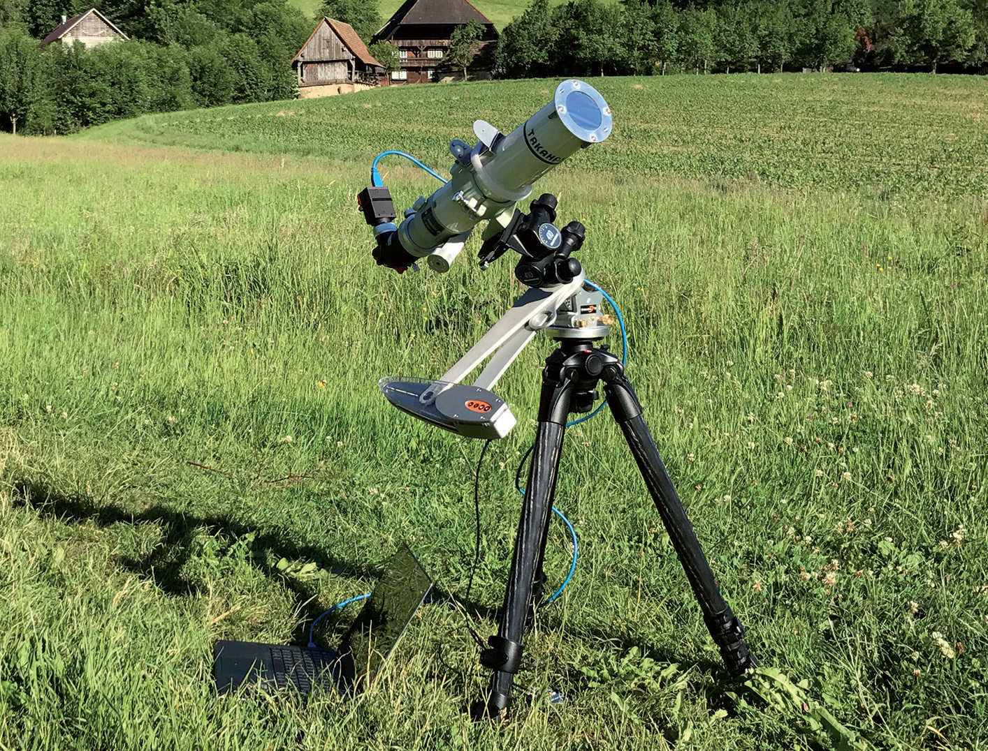 Here you can see the equipment used to create the second image: An Astrotrack travel mount is used on a stable tripod, which carries a Takahashi FS-60Q (focal length 600mm, aperture: 60mm). The camera used was a Point Grey Grasshopper GS3-U3-28S5M, which transferred the captured images directly to the notebook lying on the grass. U. Dittler