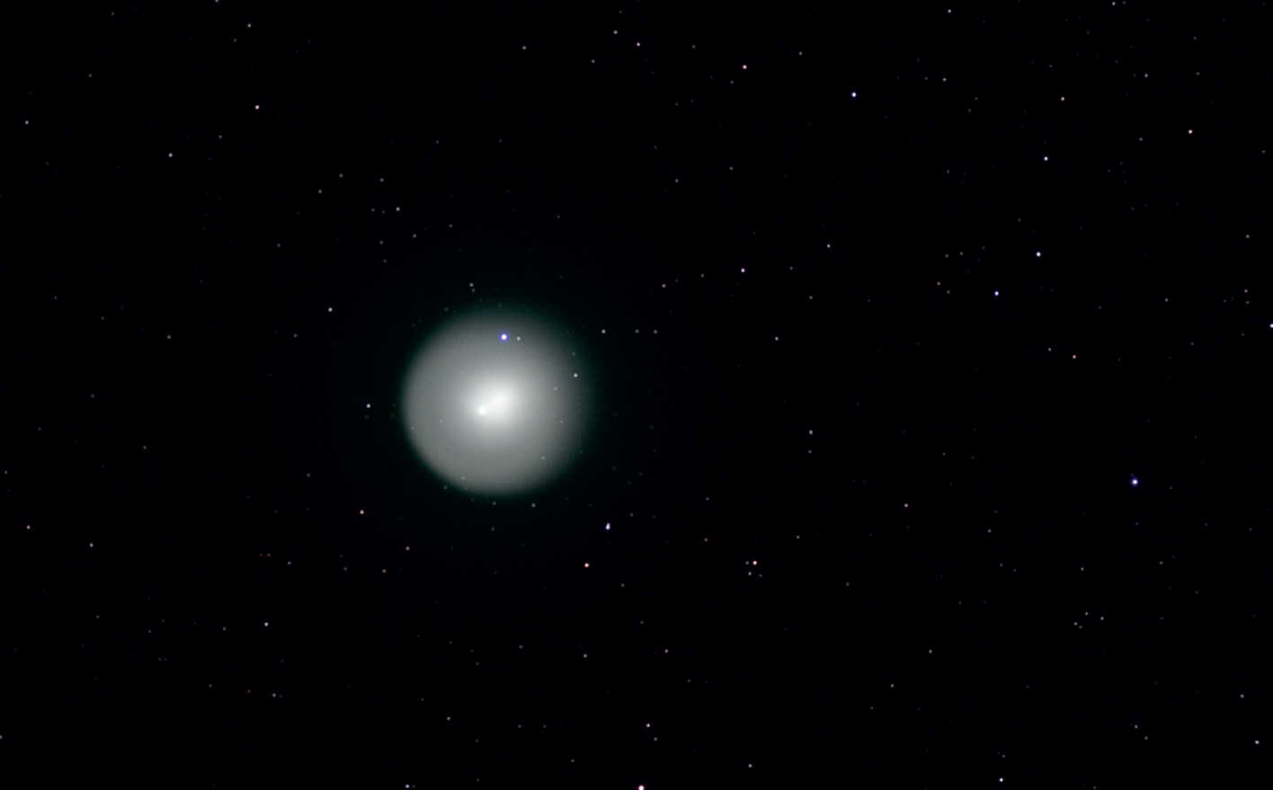 În 2007, cometa cu apariție periodică 17P (Holmes) a dominat cerul toamnei. Forma și dimensiunea clară a capului cometei pot fi observate în această imagine alb-negru, care a fost realizată la 1 noiembrie 2007 cu un aparat de fotografiat CCD răcit montat pe un Takahashi FS-102. Chiar dacă fotografiile tipice cu comete sunt color, subliniindu-le strălucirea verde, și această fotografie alb-negru are un farmec special. U. Dittler 