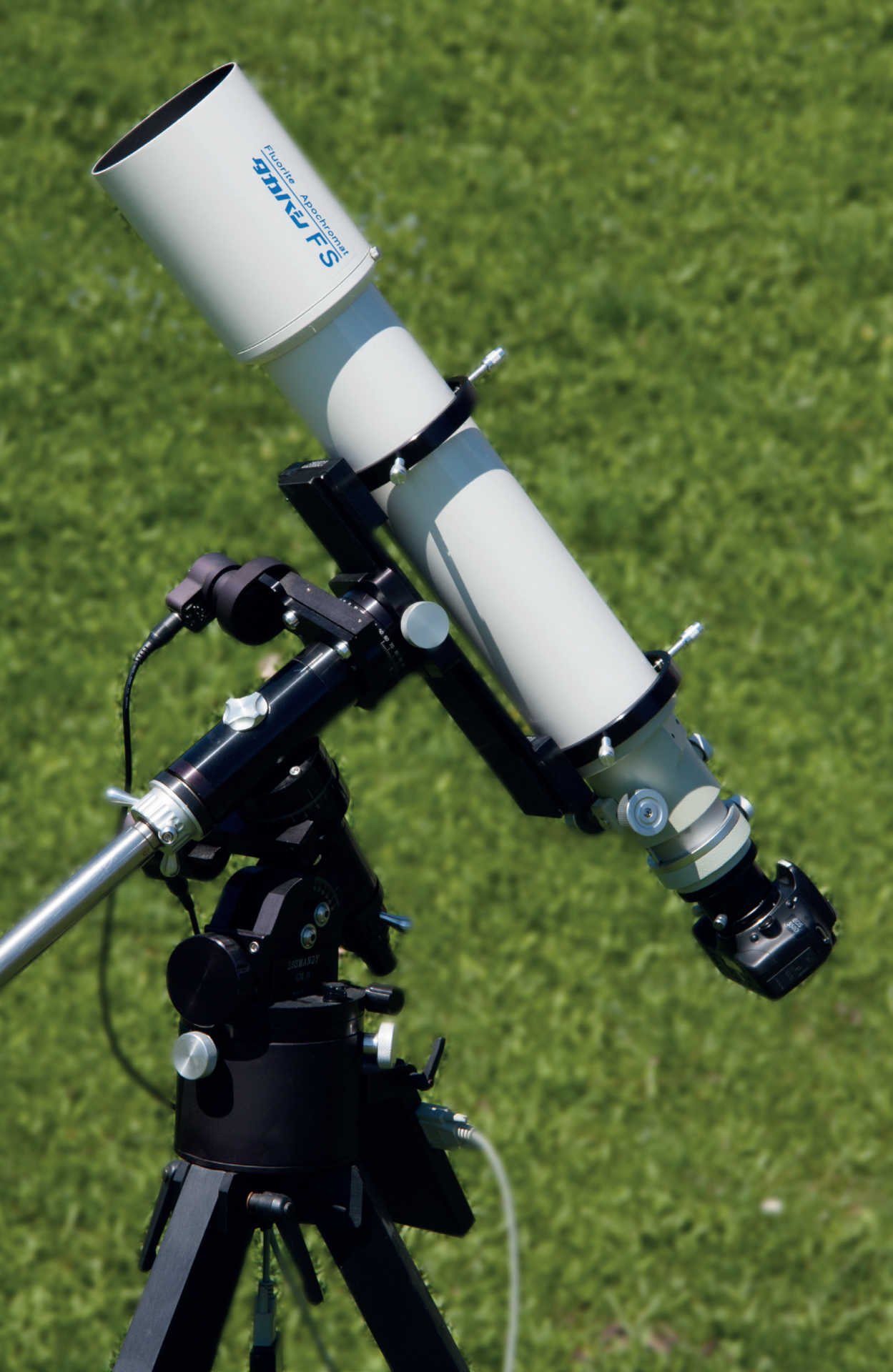 Niezbędny sprzęt do fotografii planetarnej obejmuje to, co wielu miłośników astronomii już ma: stabilny montaż, teleskop (na zdjęciu refraktor o ogniskowej ok. 1000mm), oraz lustrzankę cyfrową z odpowiednim adapterem. U. Dittler