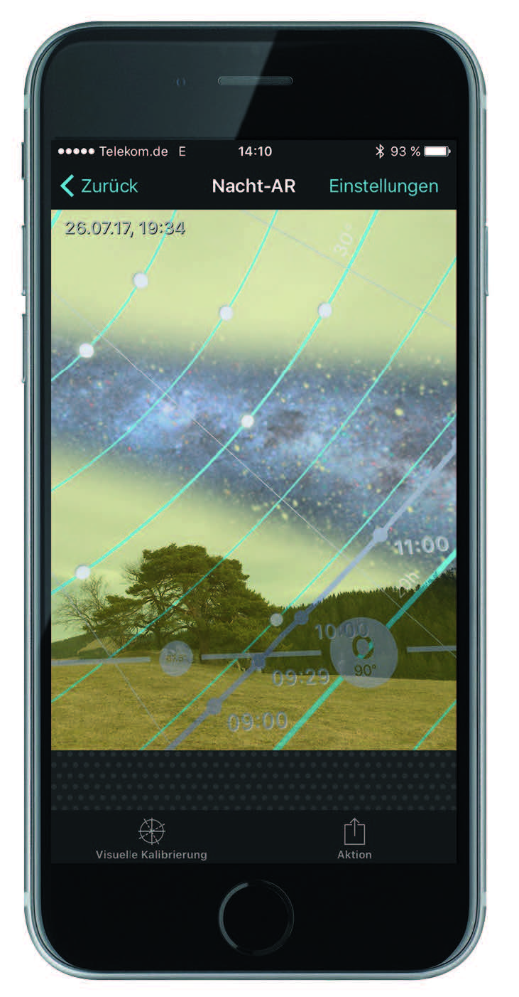 Um schon tagsüber planen zu können,
wie sich nachts die Milchstraße über dem
Beobachtungsort präsentieren wird, sind entsprechende
Apps – wie beispielsweise Photo-
Pills – für Smartphones und Tablet-PCs hilfreich,
da diese das Bild der Milchstraße zum gewünschten
Beobachtungszeitpunkt mit dem aktuellen
Kamerabild kombinieren. U. Dittler