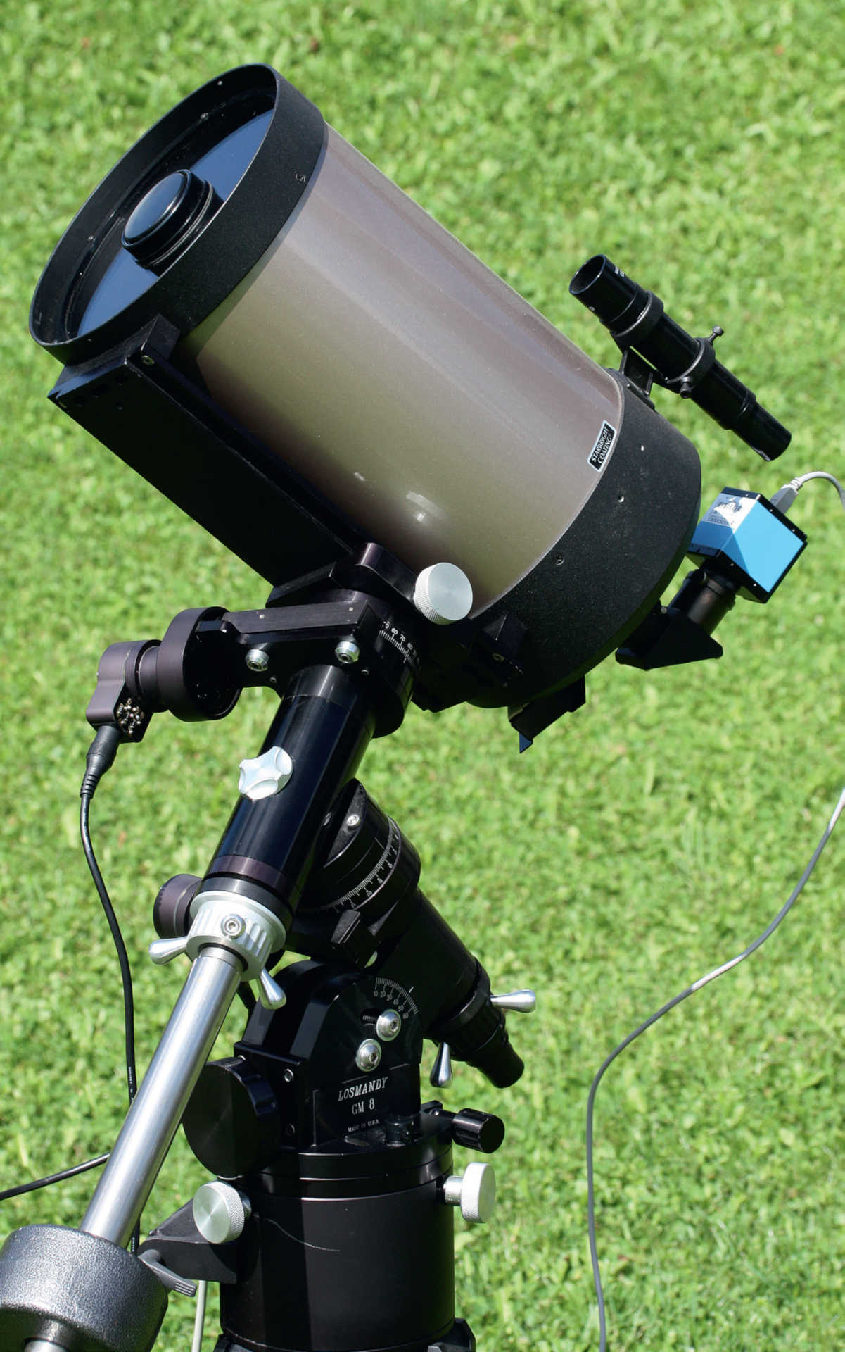 Per iniziare a fare fotografia lunare si usa spesso un telescopio Schmidt-Cassegrain su una montatura con inseguimento motorizzato (qui un telescopio SC di tipo Celestron C8 su una montatura Losmandy GM8). Il dispositivo per la cattura delle immagini è una camera CCD non raffreddata di The Imaging Source. U. Dittler