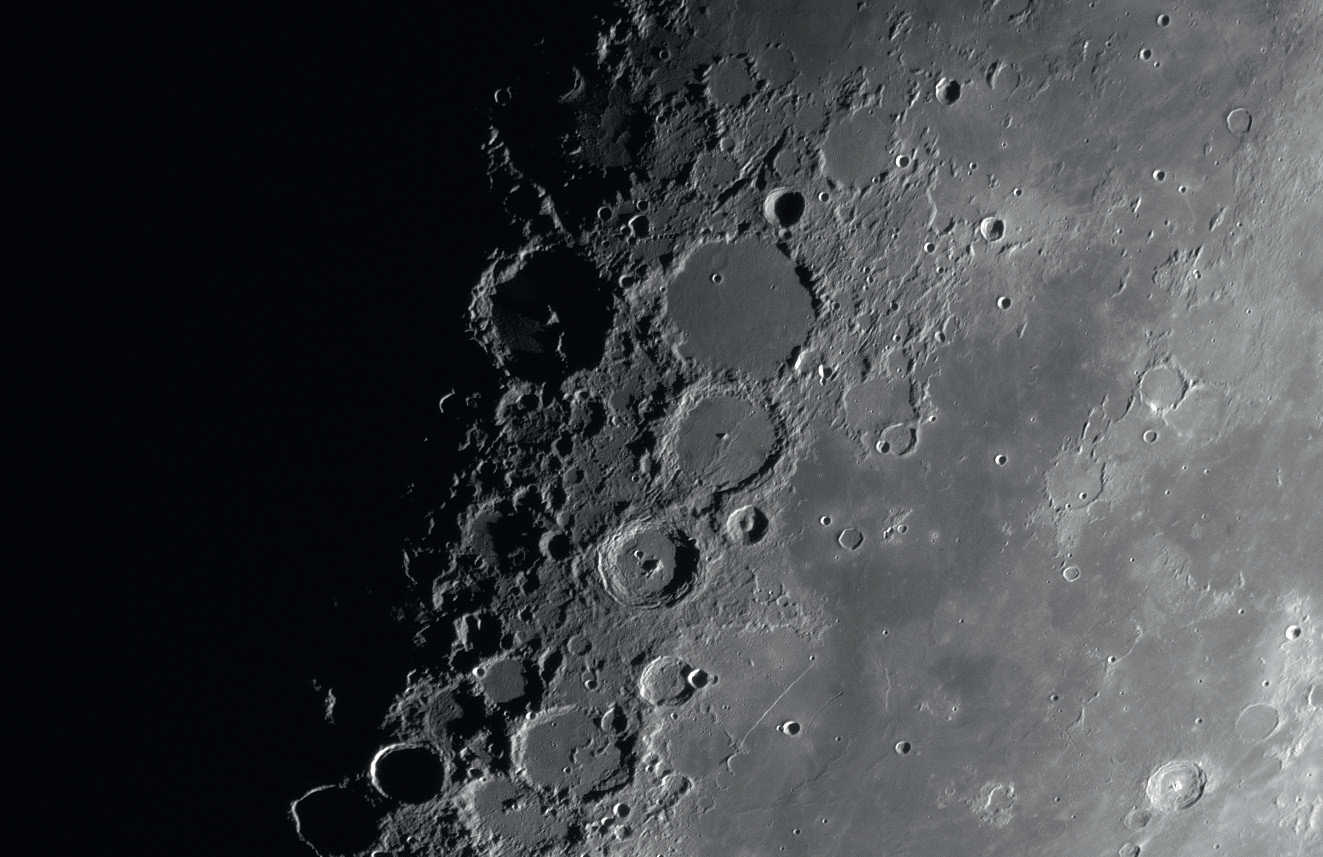 Zdjęcie kraterów Theophilius, Cyrillus i Catharina. Wykonane 16.09.2014 za pomocą niechłodzonej kamery CCD przez teleskop SCT o aperturze 280mm i wynikowej ogniskowej 1960mm z reduktorem. Obraz sumaryczny powstał z 500 klatek z sekwencji 2500 klatek. U. Dittler