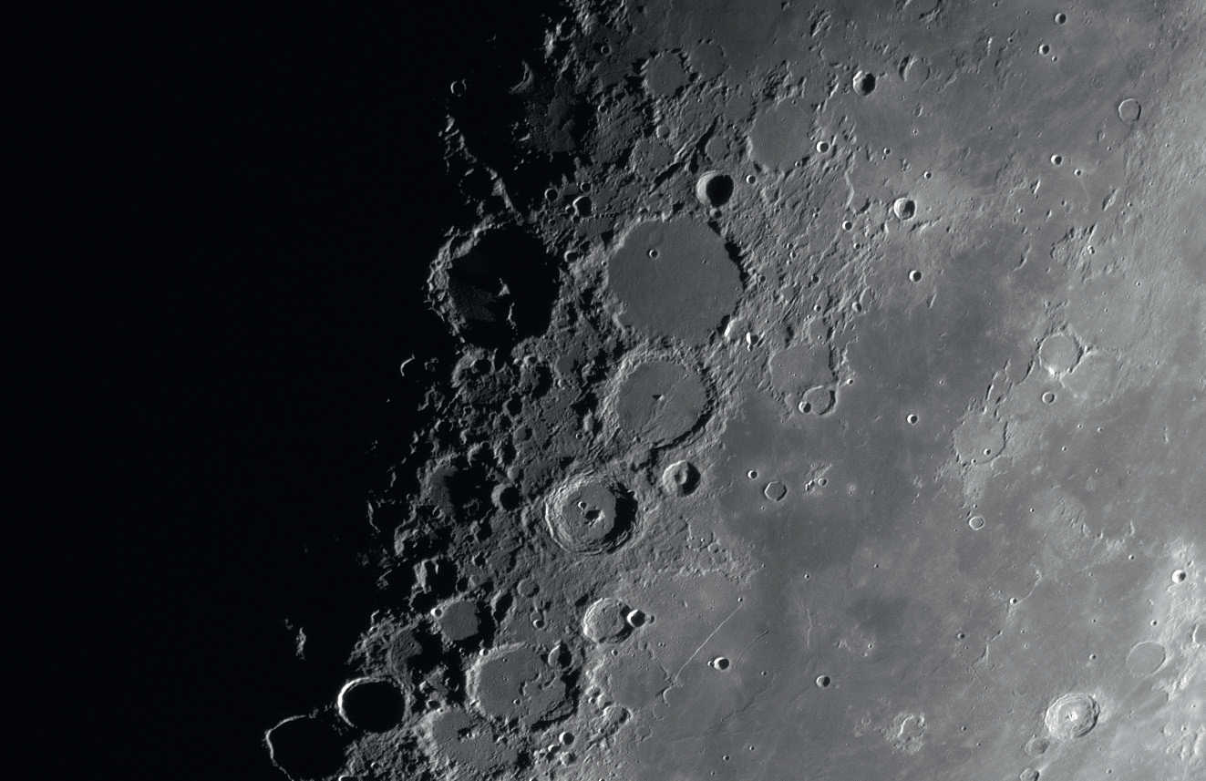 Ansicht der Krater Theophilius, Cyrillus und Catharina. Aufgenommen am 16.9.2014 mit
einer ungekühlten CCD-Kamera an einem SCT mit 280mm Öffnung, Brennweite mit Reducer bei 1960mm
reduziert. Das Summenbild entstand aus 500 Aufnahmen aus einer Sequenz mit 2500 Aufnahmen. U. Dittler