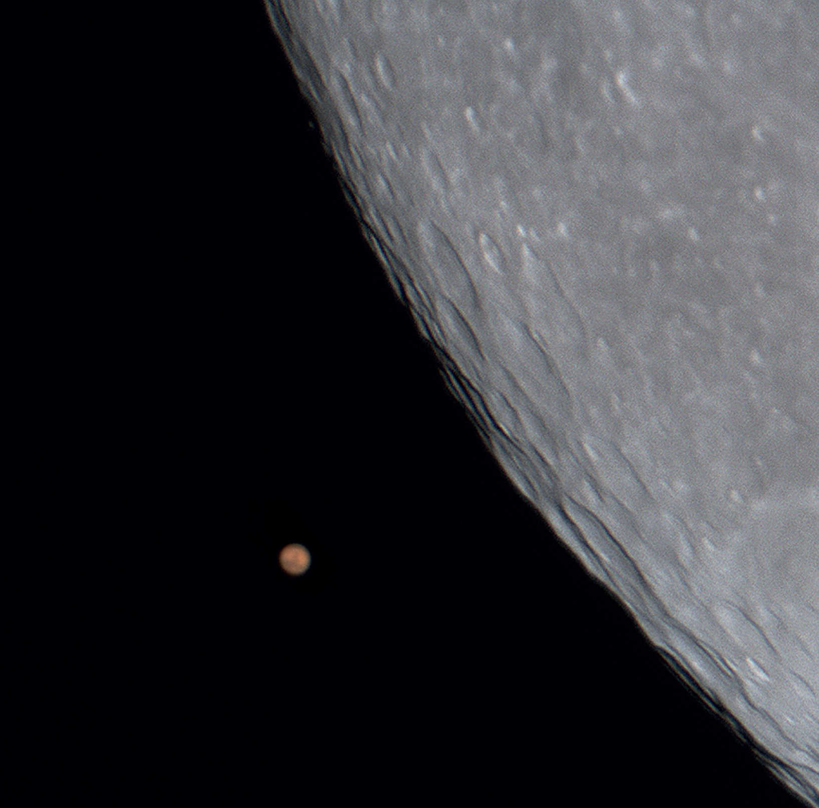 Near occultation of the planet Mars by the Moon on 24.12.2007. Captured with an uncooled CCD camera on a SCT with 200mm aperture and a 2,000mm focal length. U. Dittler