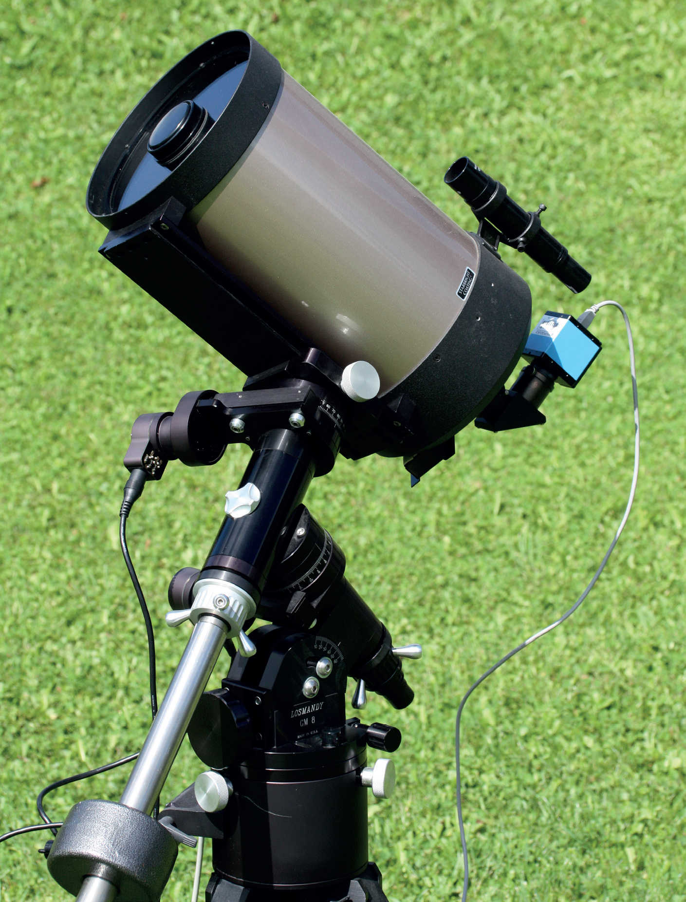 Kompakte, langbrennweitige Teleskope wie das hier abgebildete Schmidt-Cassegrain-
Teleskop eignen sich hervorragend für die Planetenfotografie. Die motorgetriebene deutsche
Montierung ermöglicht eine exakte Nachführung der optischen Einheit und so auch längere
Belichtungssequenzen mit der angeschlossenen CCD-Kamera. U. Dittler