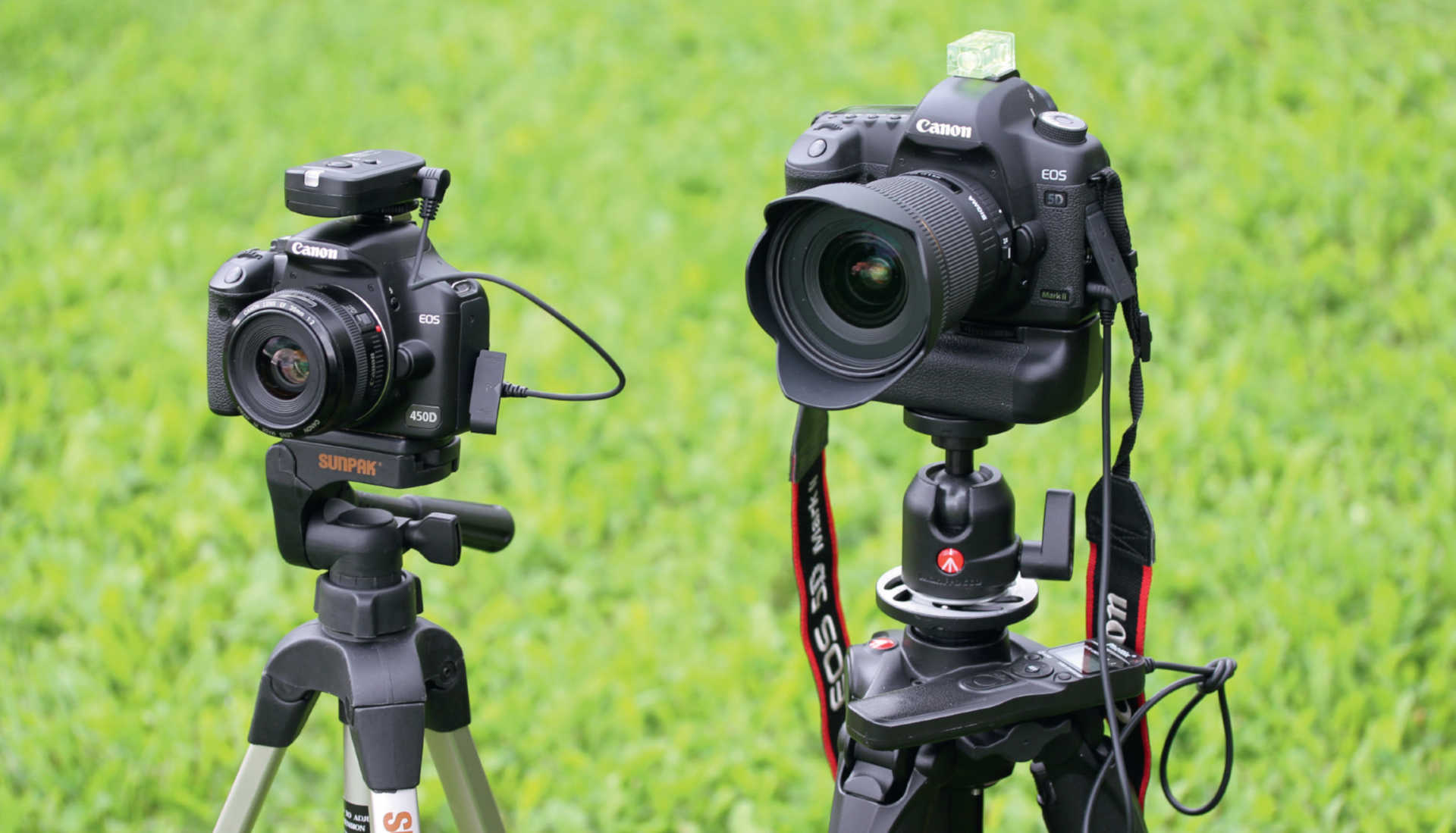 Un aparat de fotografiat ieftin cu un obiectiv cu unghi larg (aici, în stânga, este prezentat un Canon EOS 450D cu un obiectiv ieftin de 35 mm), un declanșator de la distanță (aici se folosește un declanșator de la distanță radio) și un trepied ieftin sunt tot ce aveți nevoie pentru a începe să faceți fotografii startrail. Astrofotografii dedicați pot folosi un aparat de fotografiat SLR cu un cip full-frame împreună cu un obiectiv rapid cu unghi larg (aici, un Canon 5D cu un obiectiv cu o distanță focală de 20 mm și o apertură f/1,8) - prezentat în dreapta. Sistemul conectat de prindere a bateriei permite o secvență de fotografiere mai lungă, procesată în mod autonom de declanșatorul programabil de la distanță. U. Dittler
