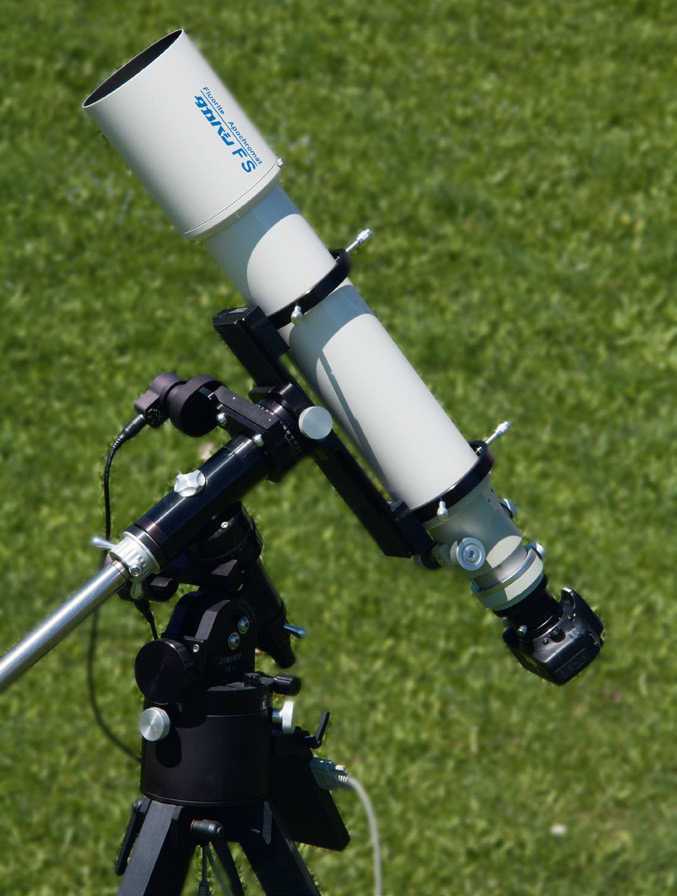 Classical lens telescopes are well suited for astrophotography. The orientation to the astronomical object and its image on the chip can be easily controlled with the Live View function.
