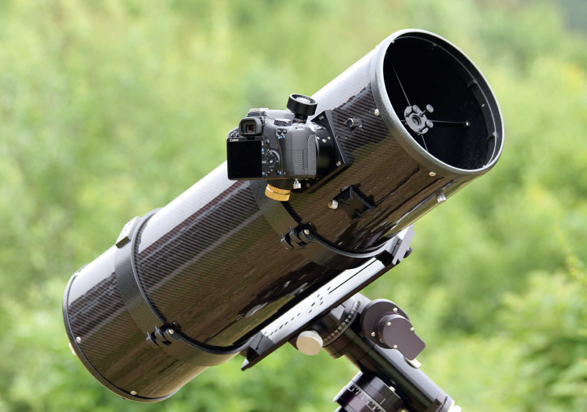 Un reflex numérique peut être raccordé à de nombreux instruments amateurs, moyennant peu de frais. On utilise ici un appareil bon marché avec capteur APS-C placé sur un télescope de Newton.