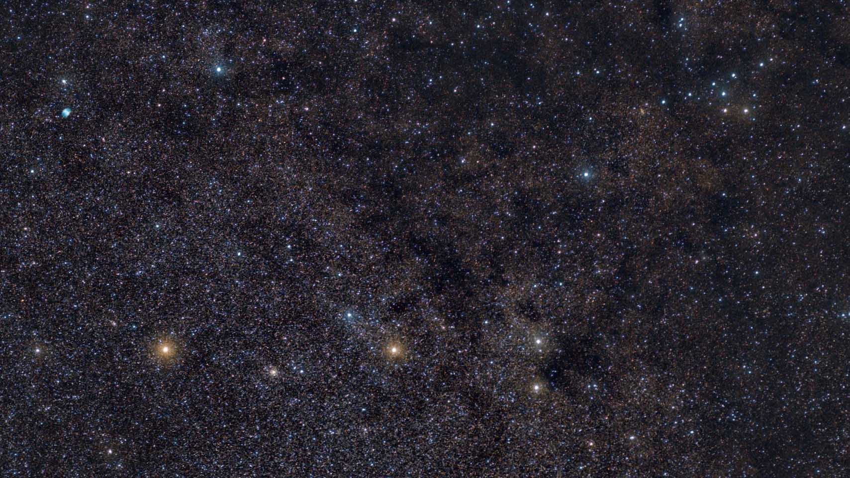 No centro da imagem encontram-se as estrelas principais de Seta, na área superior à esquerda está M 27 e a constelação Cabide à direita. Marcus Degenkolbe 