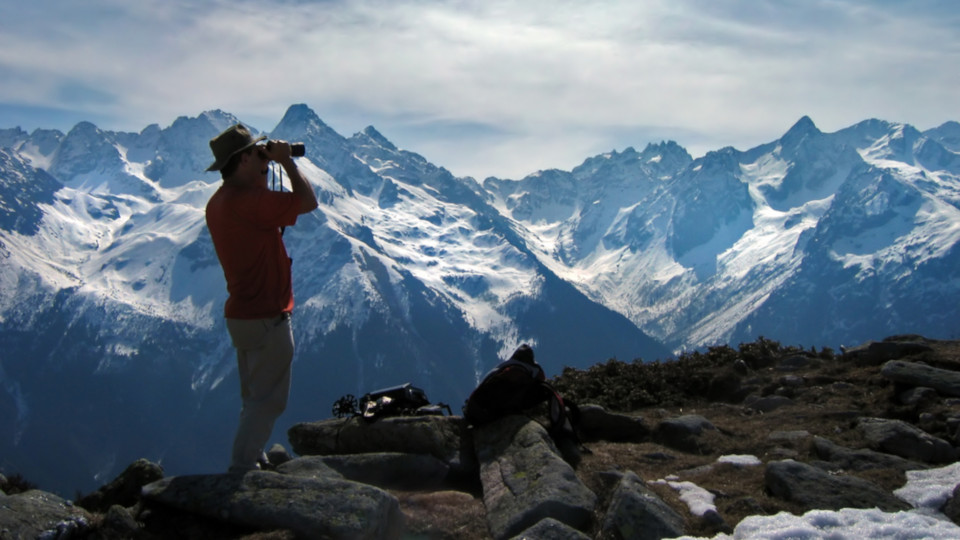 I'm looking for binoculars that I can take with me when hiking in the mountains.