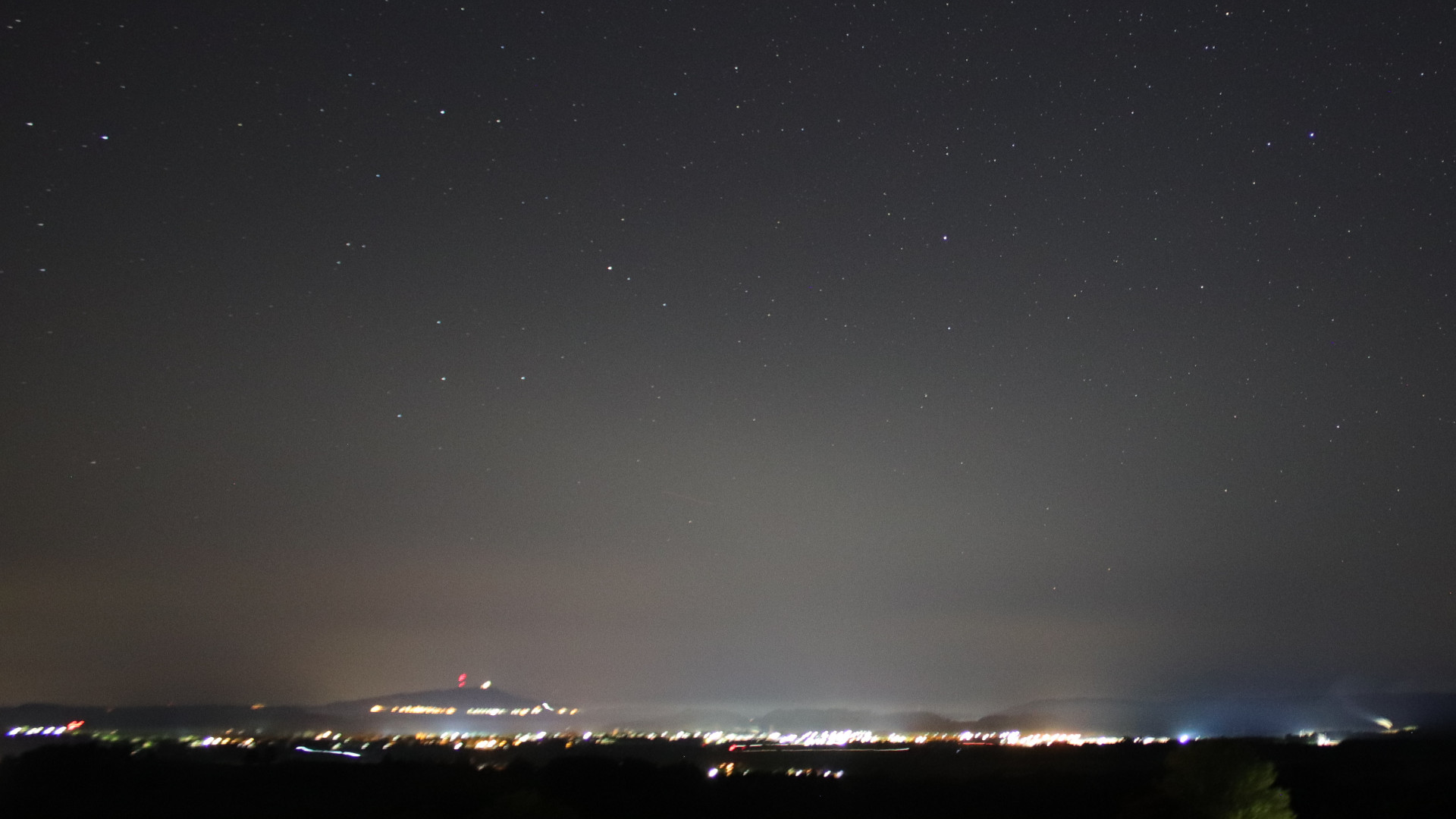 El cielo profundo desde la ciudad