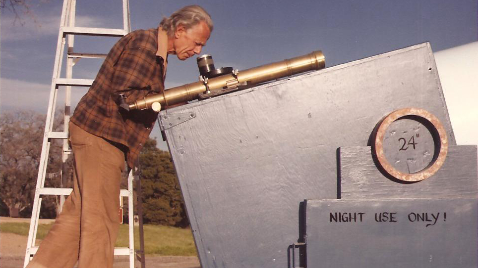 John Dobson cu un telescop de 24 inch / Foto: Sidewalk Astronomers