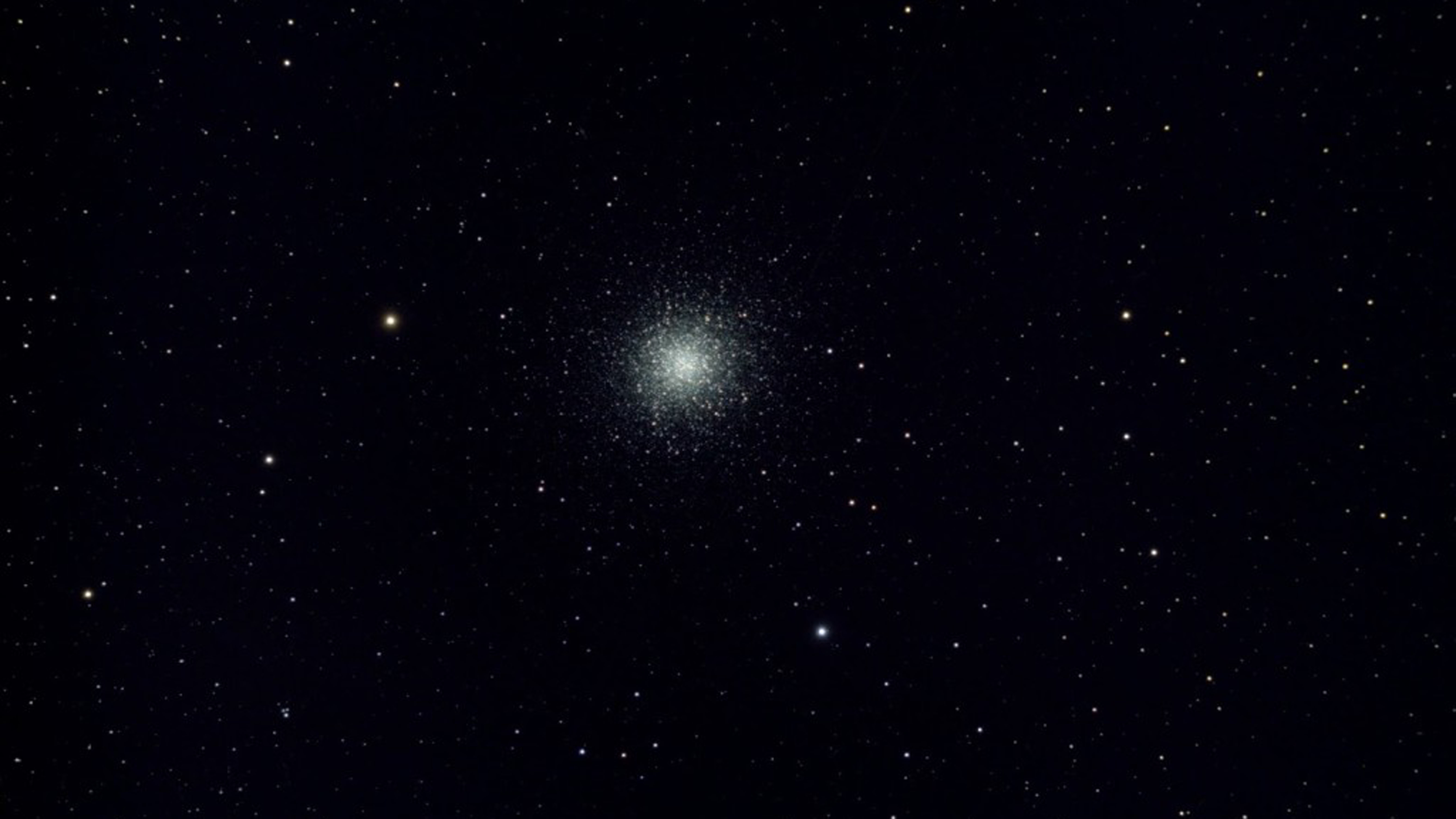 Kugelsternhaufen M13 aufgenommen mit einem Skywatcher AP 120/900 EvoStar ED DS-Pro und einer Canon EOS 700Da, Bildautor: Stefan Taube.