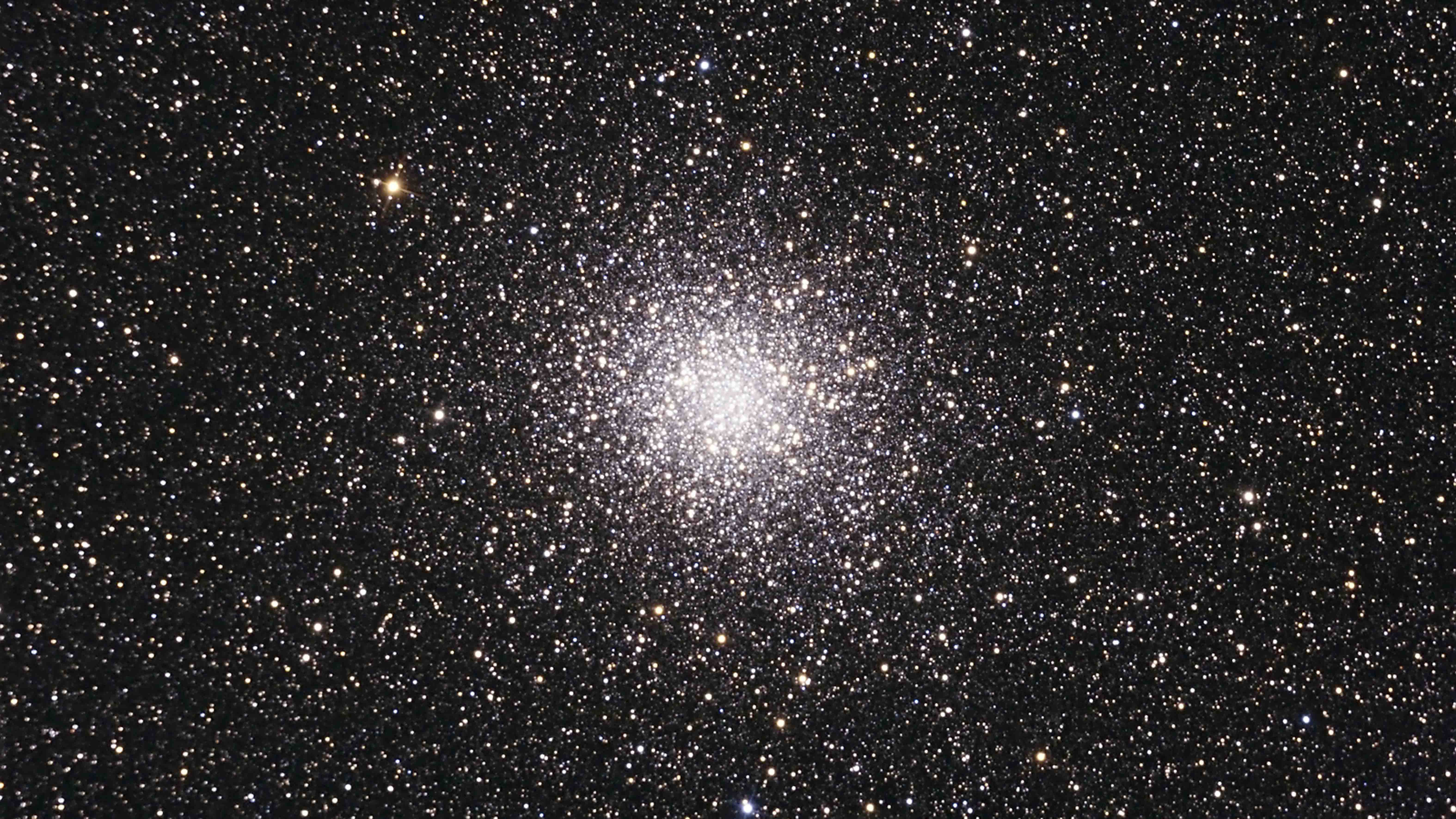 M 22 – 54 Minuten lang belichtet mit einem 8″ RC Teleskop in Namibia. Bildautor: Torben Simm, Astronomische Gesellschaft Buchloe e.V.