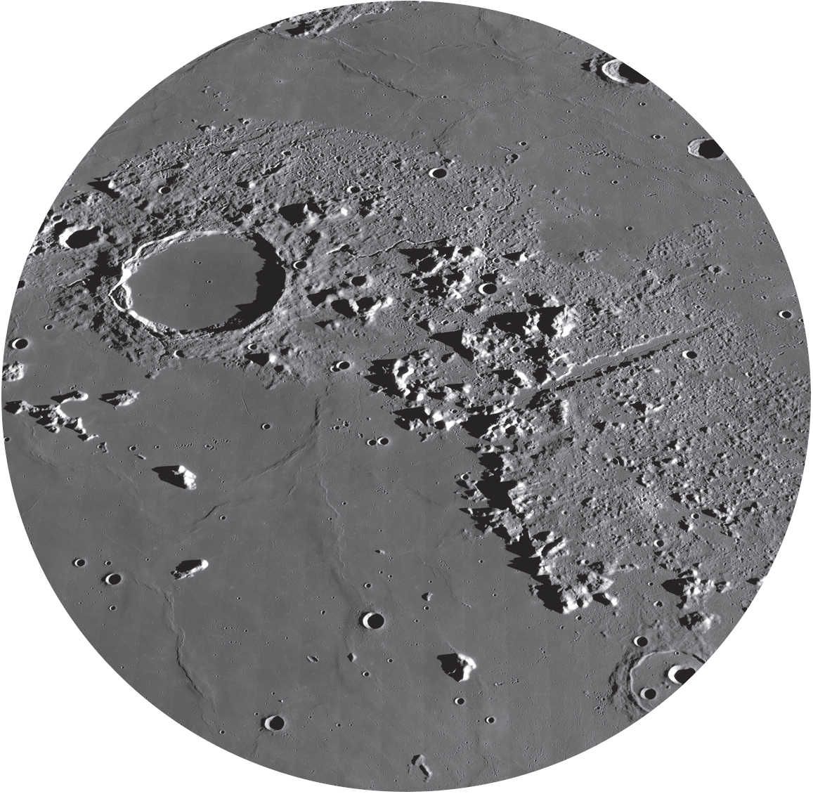 Hohe Berggipfel und ausgedehnte Hügelflächen prägen das Bild der Montes Alpes. NASA/GSFC/Arizona State University