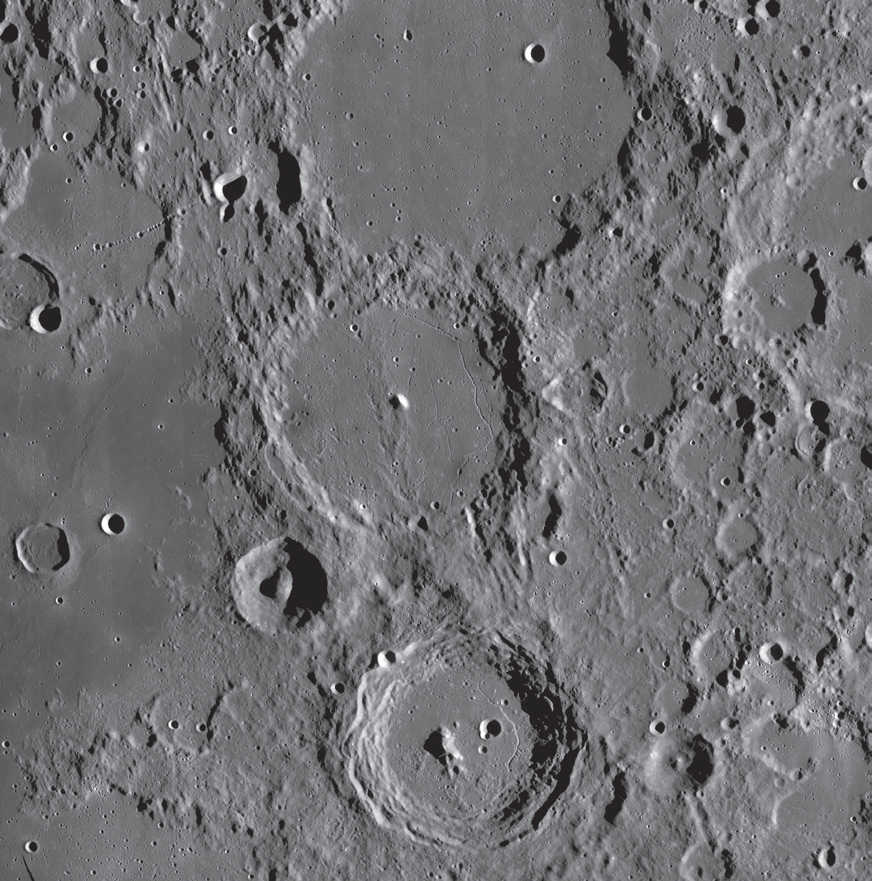 Ptolemaeus, Alphonsus und Arzachel: Hier liegen viele Beobachtungsziele auf engem Raum. NASA/GSFC/Arizona State University