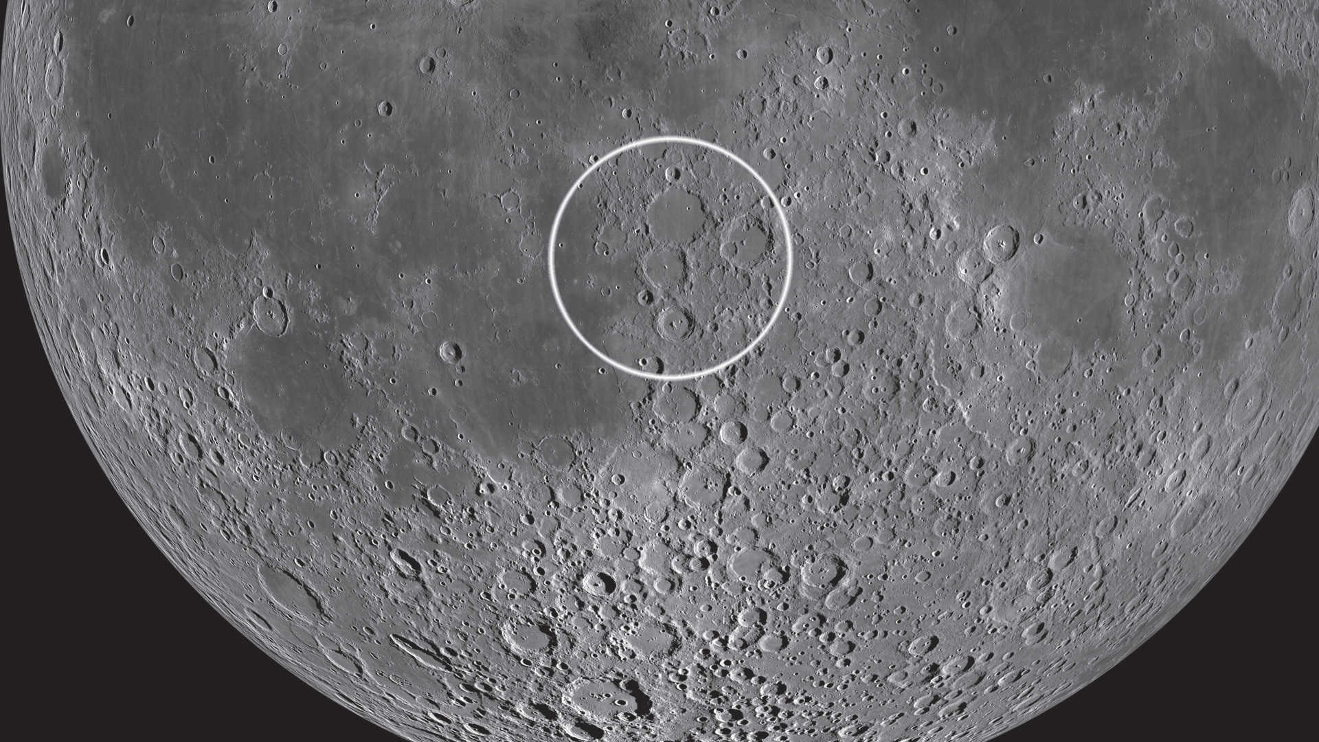 Kratertrion ligger nästan mitt på månen. NASA/GSFC/Arizona State University