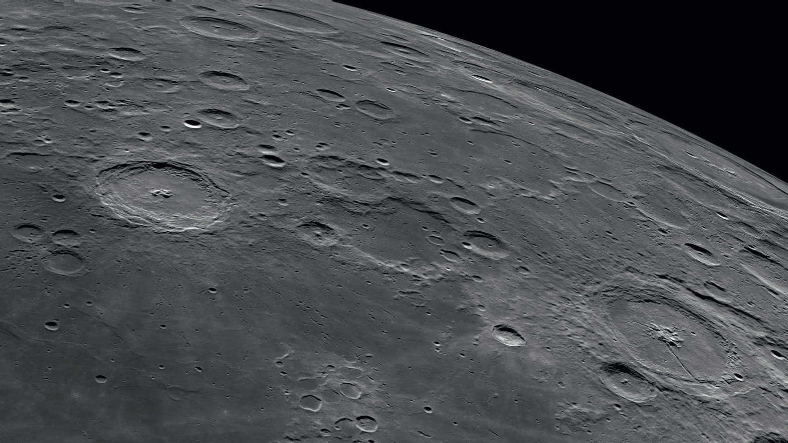 Langrenus e Petavius são duas montanhas lunares típicas com montanha central. NASA/GSFC/Arizona State University 