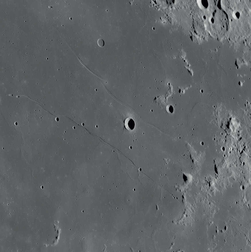 A cerca de 50 km a sul de Rupes Cauchy situam-se as cúpulas Cauchy Omega e Cauchy Tau. NASA/GSFC/Arizona State University