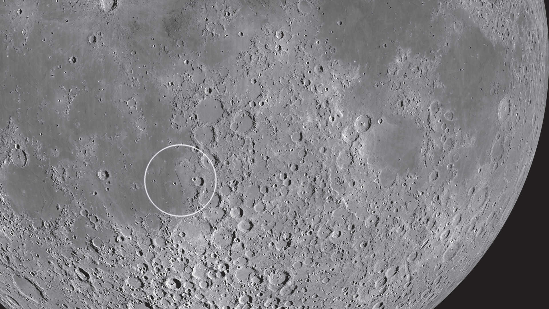 Rupes Recta este ușor de recunoscut ca o linie neagră îngustă. NASA/GSFC/Arizona State University 