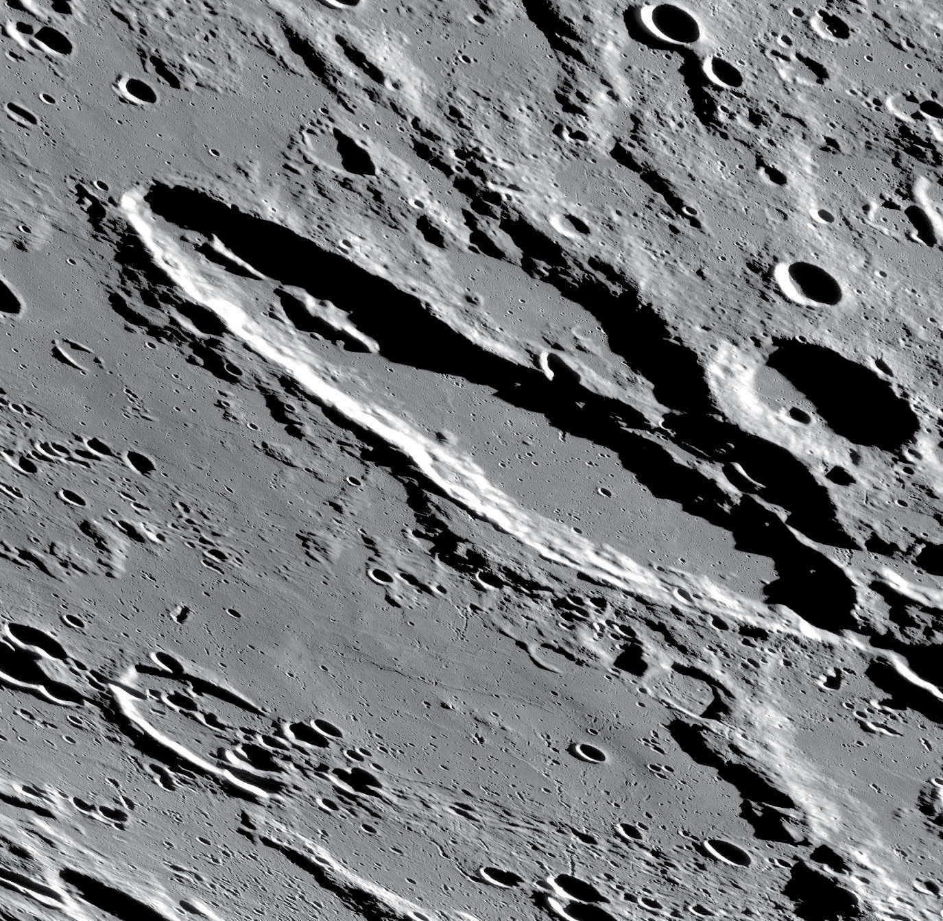 Auffallend ist auch das langgestreckte Gebirge in der nordwestlichen Hälfte des Kraters. NASA/GSFC/Arizona State University