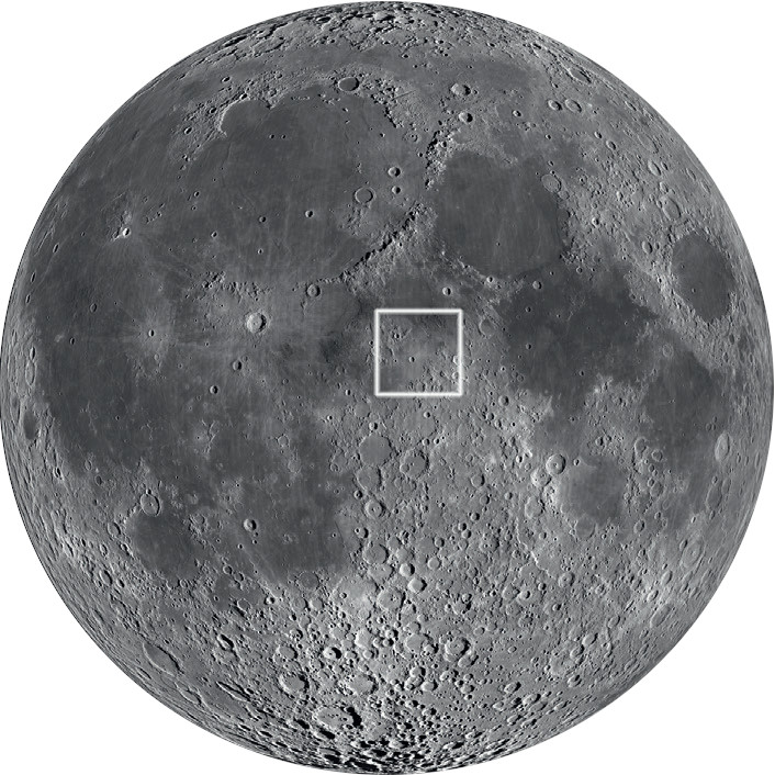 Les deux rainures se trouvent presque exactement au centre de la Lune. NASA