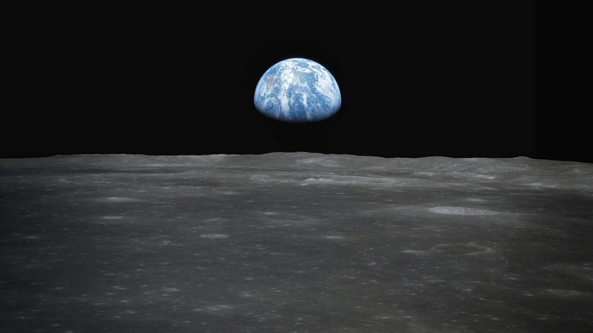 La salida de la Tierra por encima de la superficie lunar