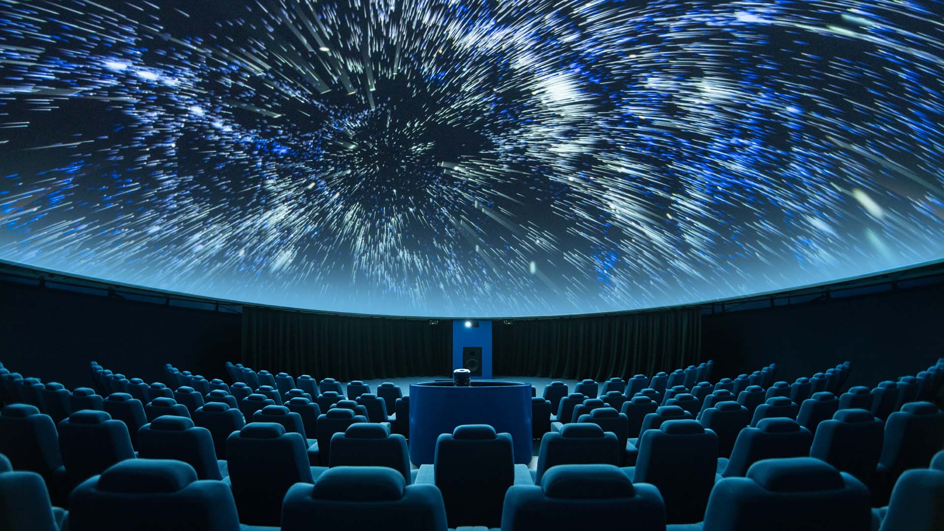 Comme dans un planétarium, un projecteur de ciel étoilé projette des étoiles et des météores sur le plafond de la pièce. Pavel Gabzdyl/Shutterstock.com