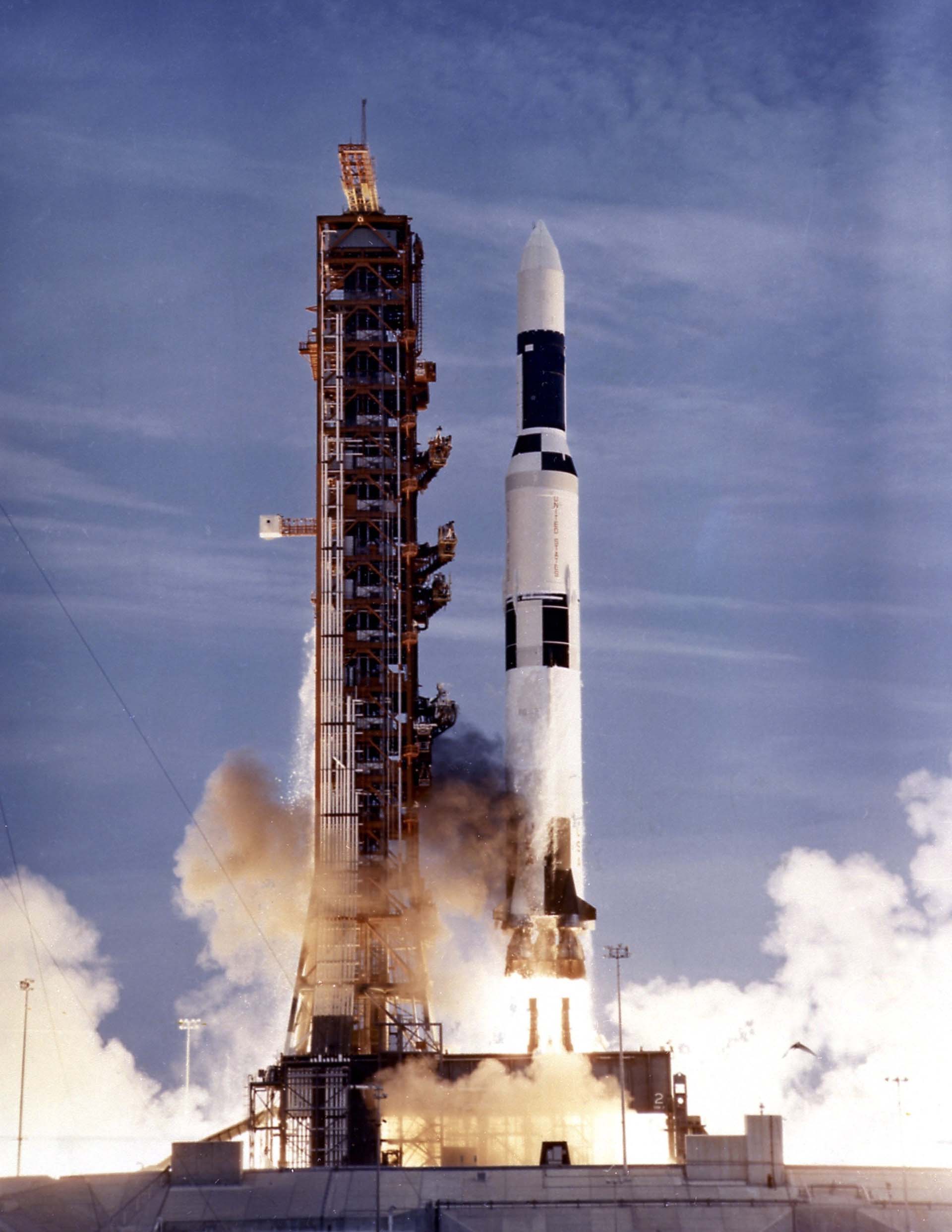 El cohete Saturno V en la plataforma de lanzamiento durante el despegue.