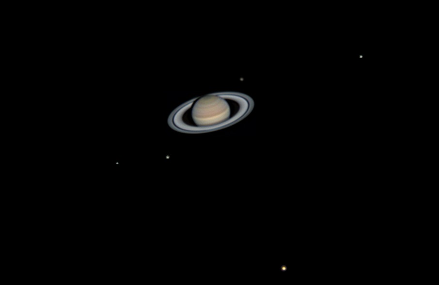 Saturn i jego księżyce: Enceladus, Tethys, Dione, Rhea i Tytan. Fot. James Bates, Berlin, sierpień 2019, Celestron Nexstar 8SE, Barlow 2x, ZWO ADC, filtr IR/UV-cut, ZWO ASI 224MC.