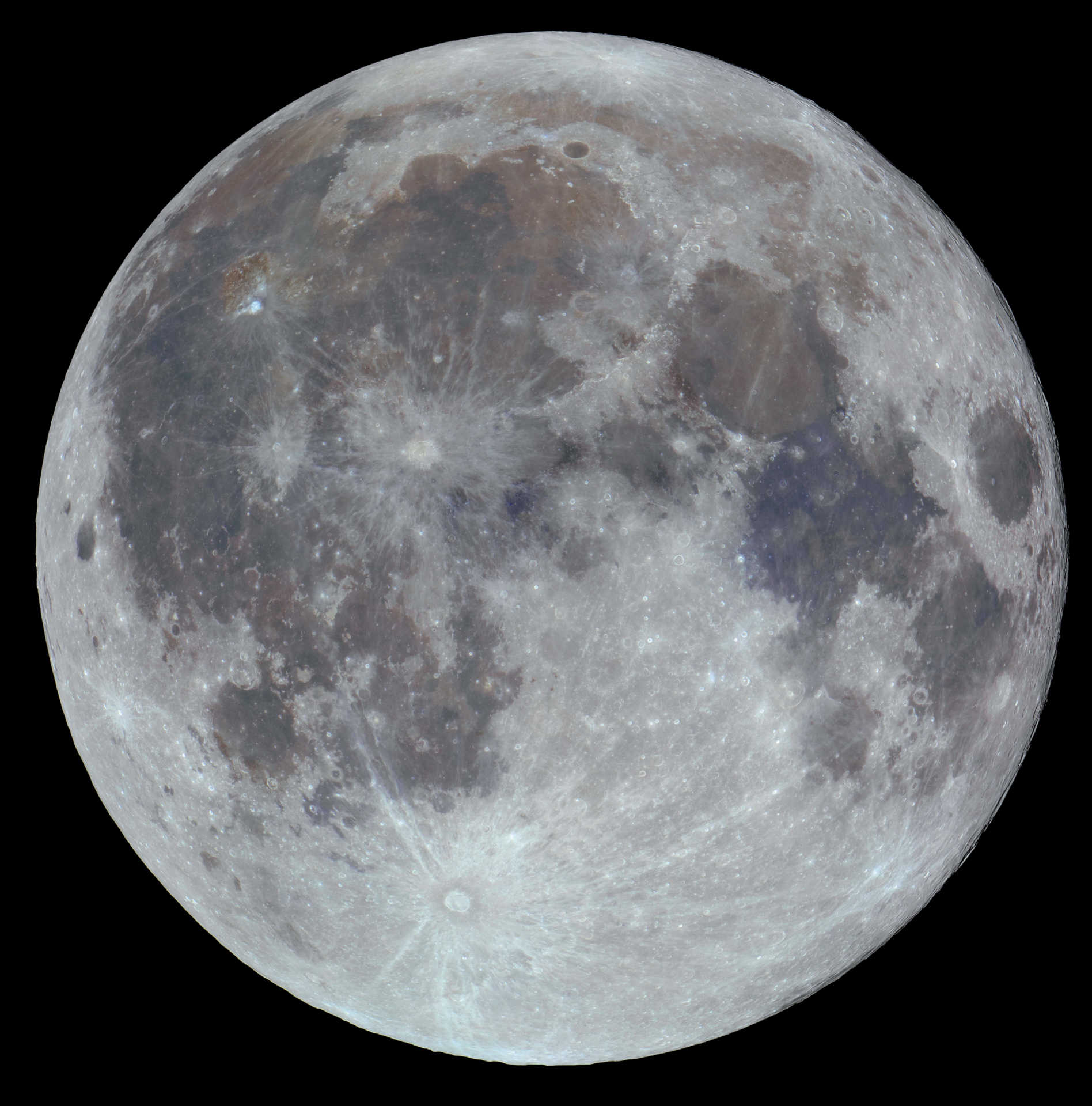 Podczas pełni Księżyca w całej okazałości widoczne są morza, wyżyny i systemy promieni. Rolf Hempel